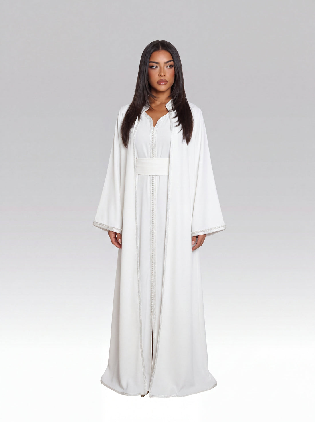 Kimono blanc ivoire de mariée porté en entier, longue veste à galon perlé sur le devant et les poignets, robe à col en V