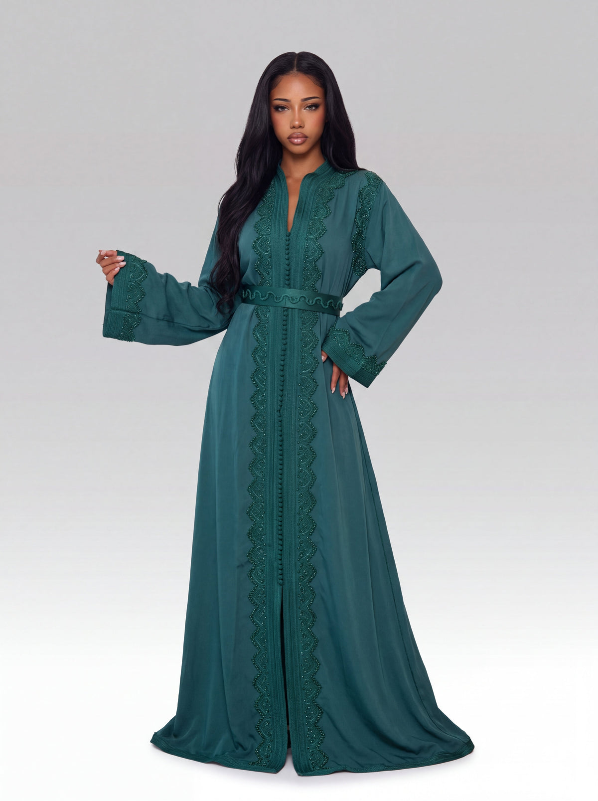 Caftan Turquoise Lagon porté en entier : col mao, manches longues évasées, ceinture assortie et galons de dentelle jusqu'à l'ourlet