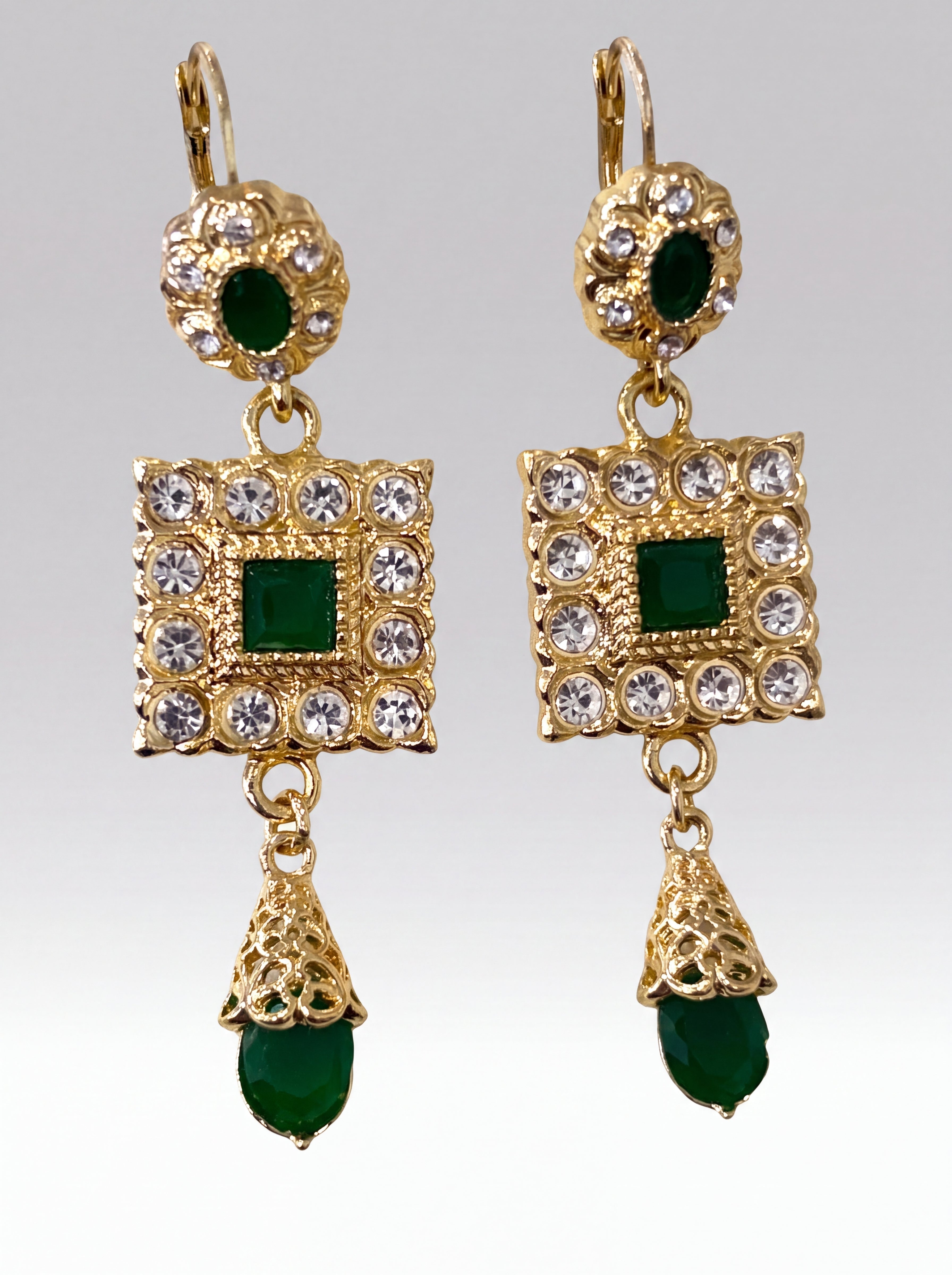 Boucles d’oreilles dorées serties de pierres vertes et de strass, terminées par une goutte émeraude