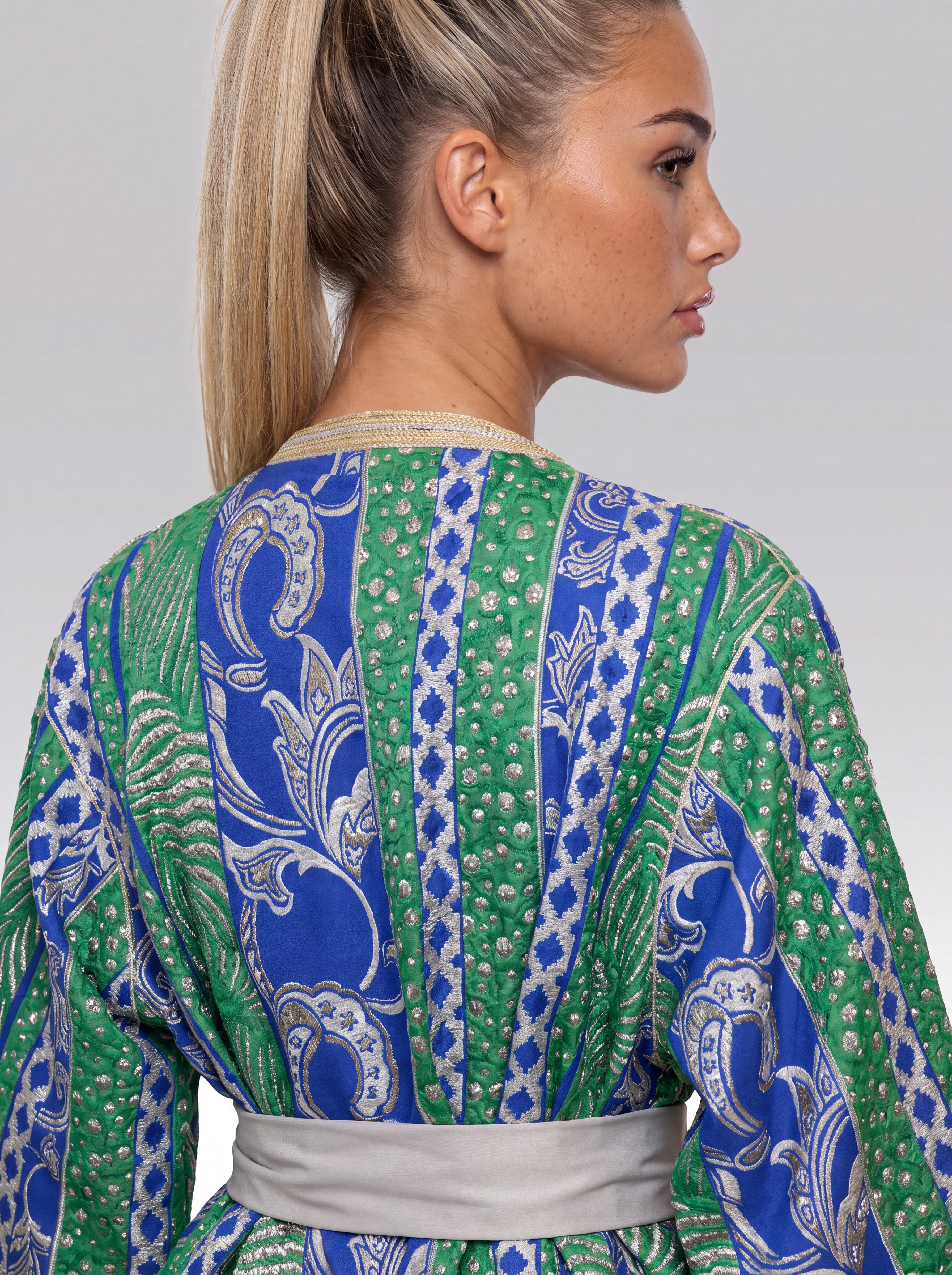 Takchita Bleu Horizon - Takchita marocaine deux pièces de mariage en veste : brocart • robe : crêpe mat, silhouette complète portée de face avec ceinture assortie confectionnée à Fès - Caftan Paris