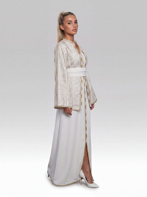 Takchita Ivoire Craie - Takchita marocaine deux pièces de mariage en veste : brocart • robe : crêpe mat, silhouette complète portée de face avec ceinture assortie confectionnée à Fès - Caftan Paris