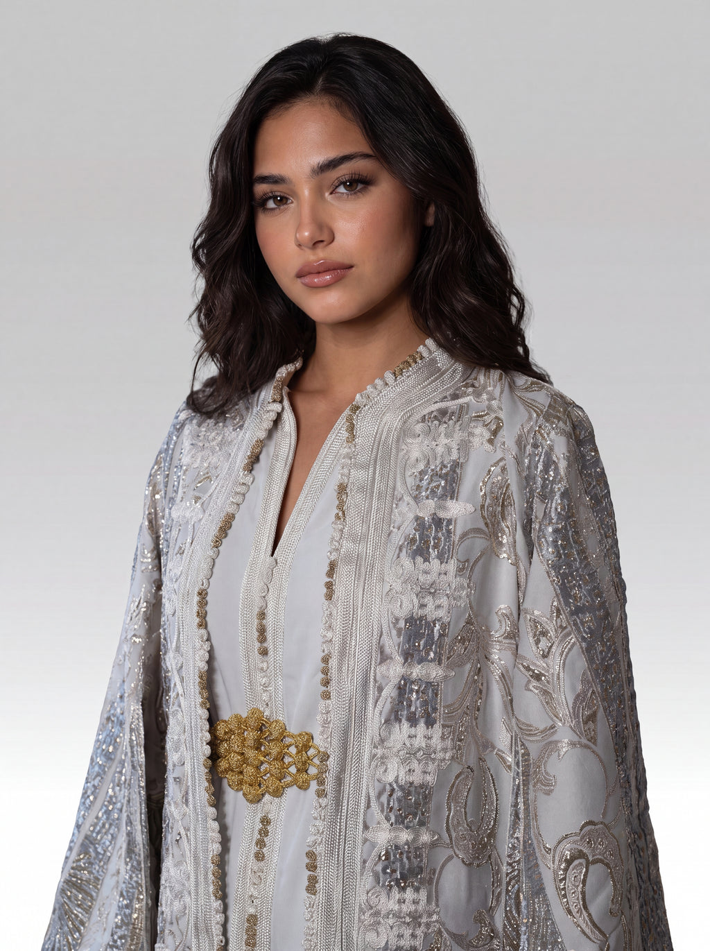 Kimono Blanc Brume - Kimono caftan marocain moderne en manteau kimono : brocart tissé • robe : crêpe fluide, vue rapprochée sur les broderies artisanales et finitions à la main confectionné à Fès - Caftan Paris