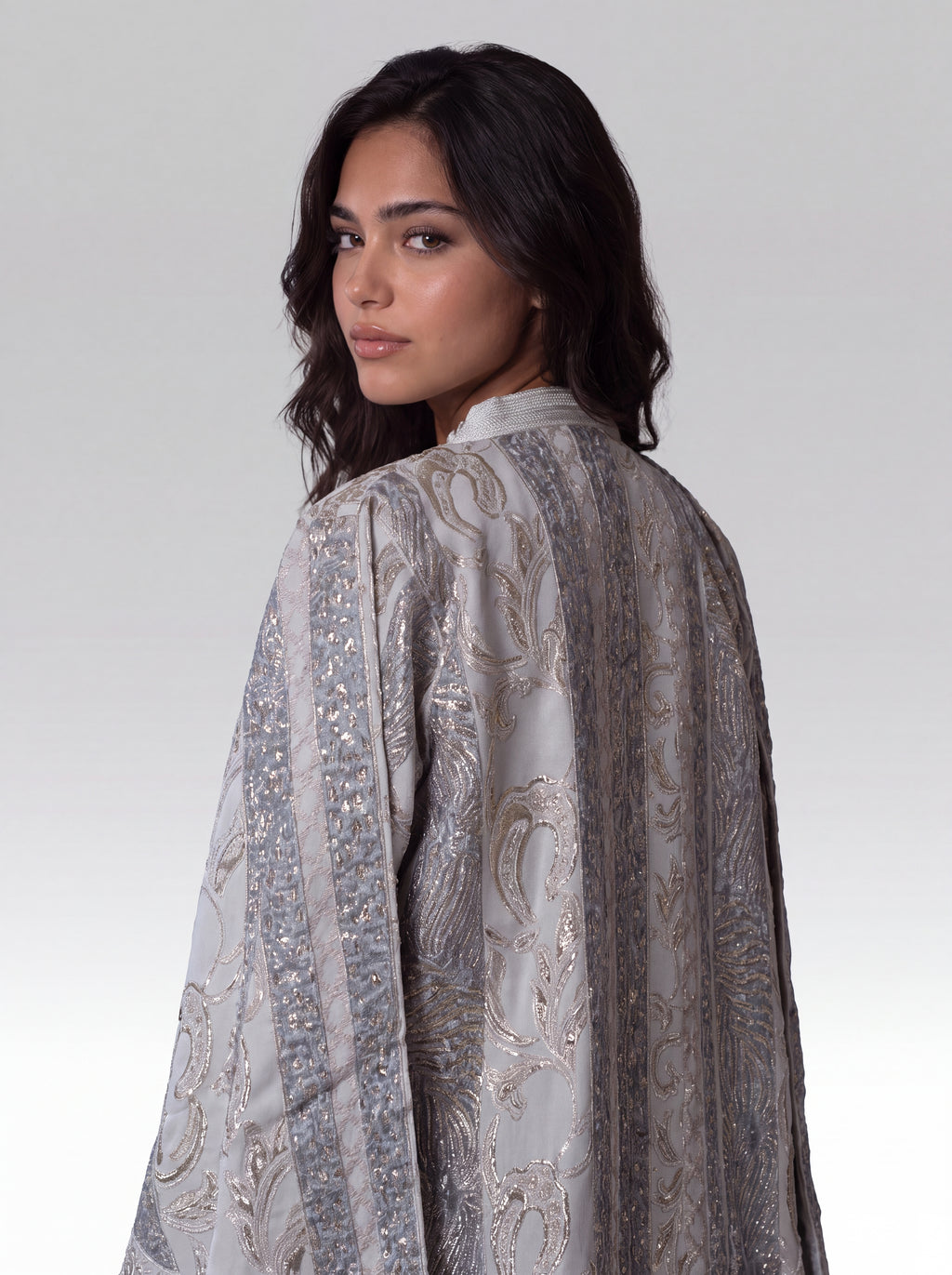 Kimono Blanc Brume - Kimono caftan marocain moderne en manteau kimono : brocart tissé • robe : crêpe fluide, vue de dos montrant la coupe et le tombé fluide du tissu confectionné à Fès - Caftan Paris