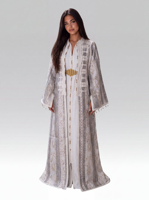 Kimono Blanc Brume - Kimono caftan marocain moderne en manteau kimono : brocart tissé • robe : crêpe fluide, silhouette complète portée de face avec ceinture assortie confectionné à Fès - Caftan Paris