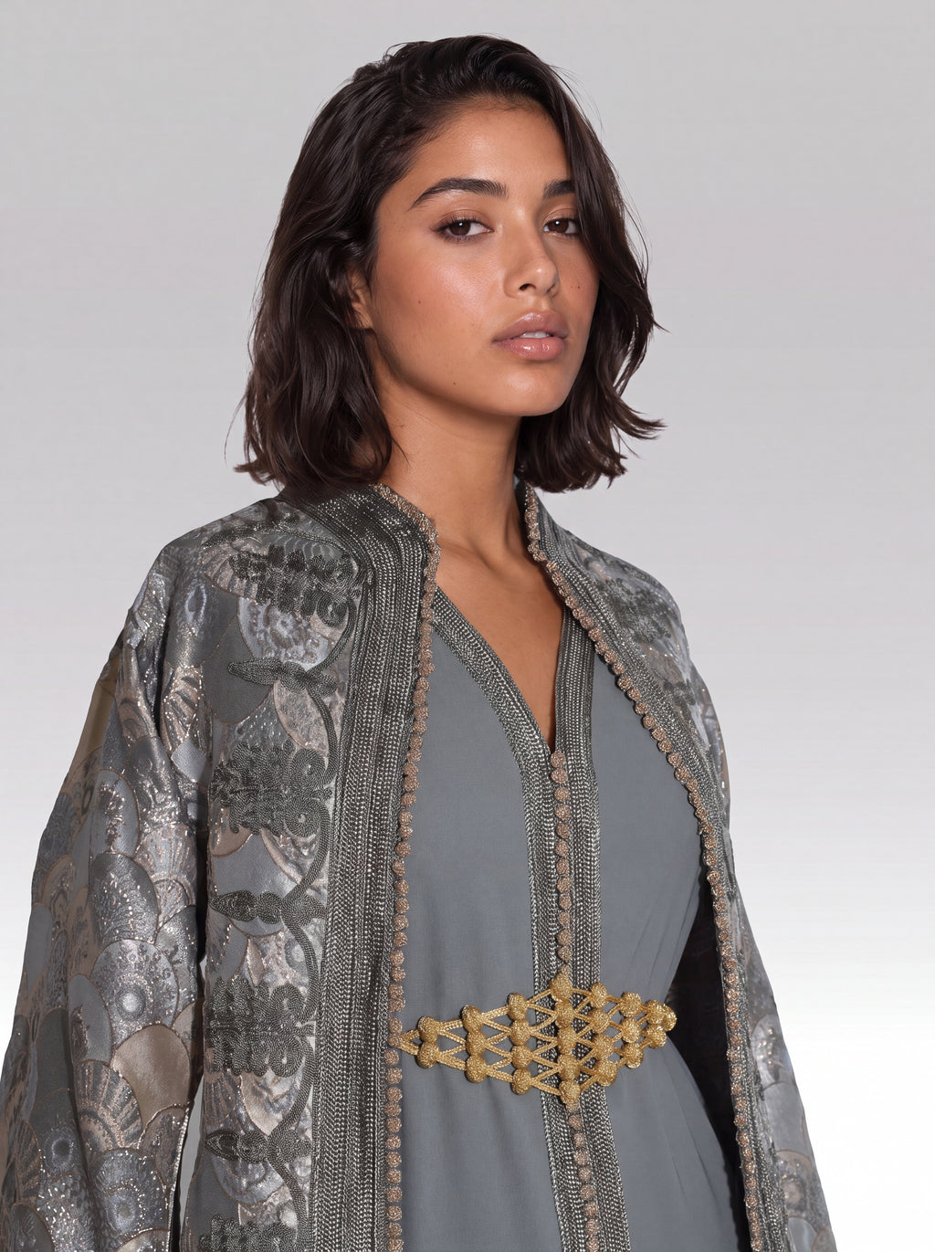 Kimono Gris Cendre - Kimono caftan marocain moderne en manteau kimono : brocart tissé • robe : crêpe fluide, vue rapprochée sur les broderies artisanales et finitions à la main confectionné à Fès - Caftan Paris