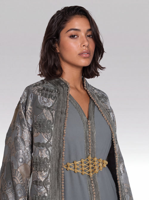 Kimono Gris Cendre - Kimono caftan marocain moderne en manteau kimono : brocart tissé • robe : crêpe fluide, vue rapprochée sur les broderies artisanales et finitions à la main confectionné à Fès - Caftan Paris