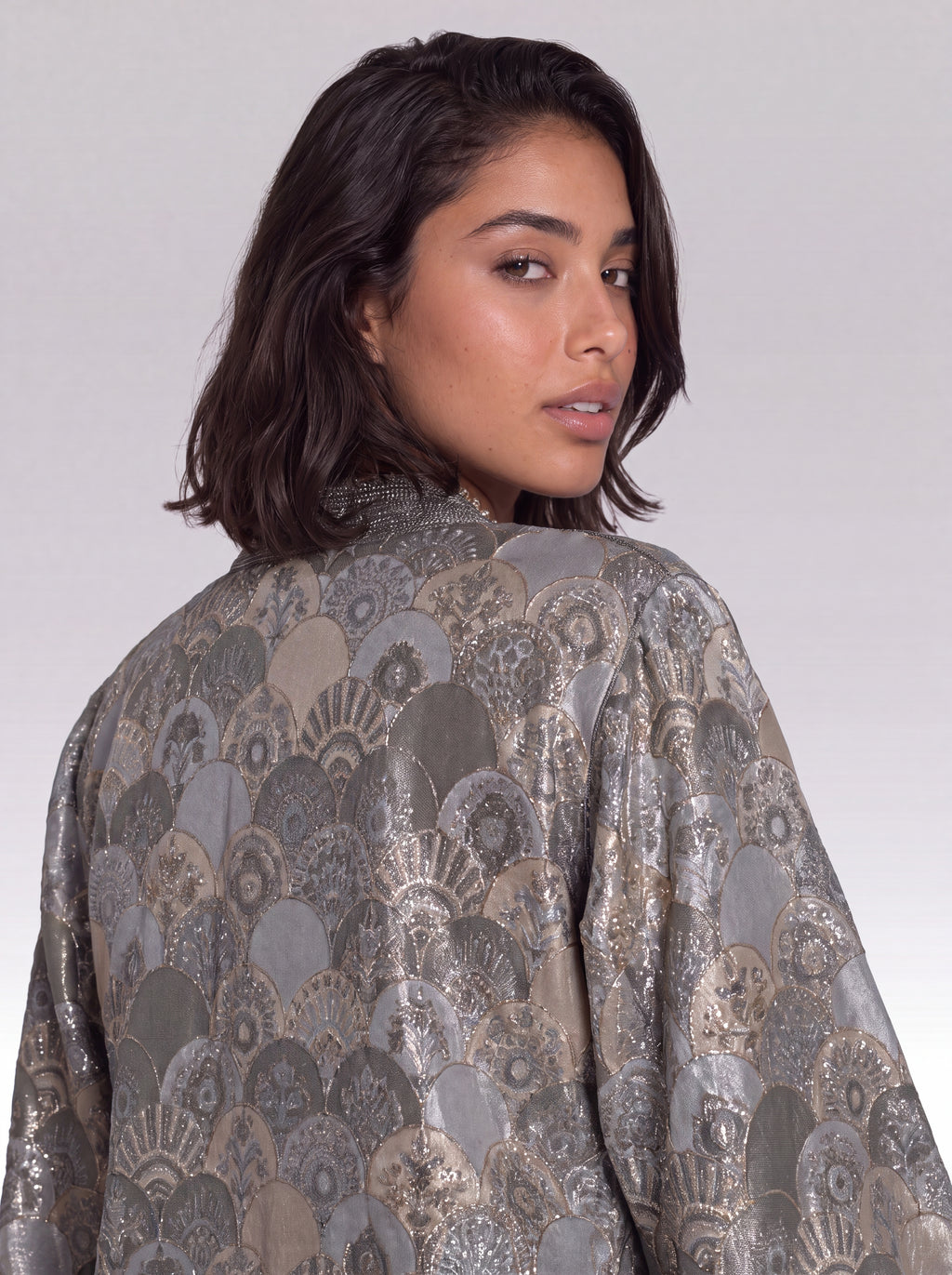 Kimono Gris Cendre - Kimono caftan marocain moderne en manteau kimono : brocart tissé • robe : crêpe fluide, vue de dos montrant la coupe et le tombé fluide du tissu confectionné à Fès - Caftan Paris