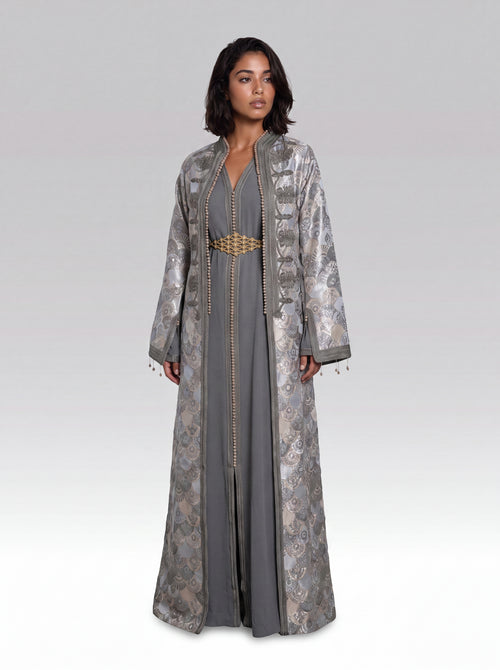 Kimono Gris Cendre - Kimono caftan marocain moderne en manteau kimono : brocart tissé • robe : crêpe fluide, silhouette complète portée de face avec ceinture assortie confectionné à Fès - Caftan Paris