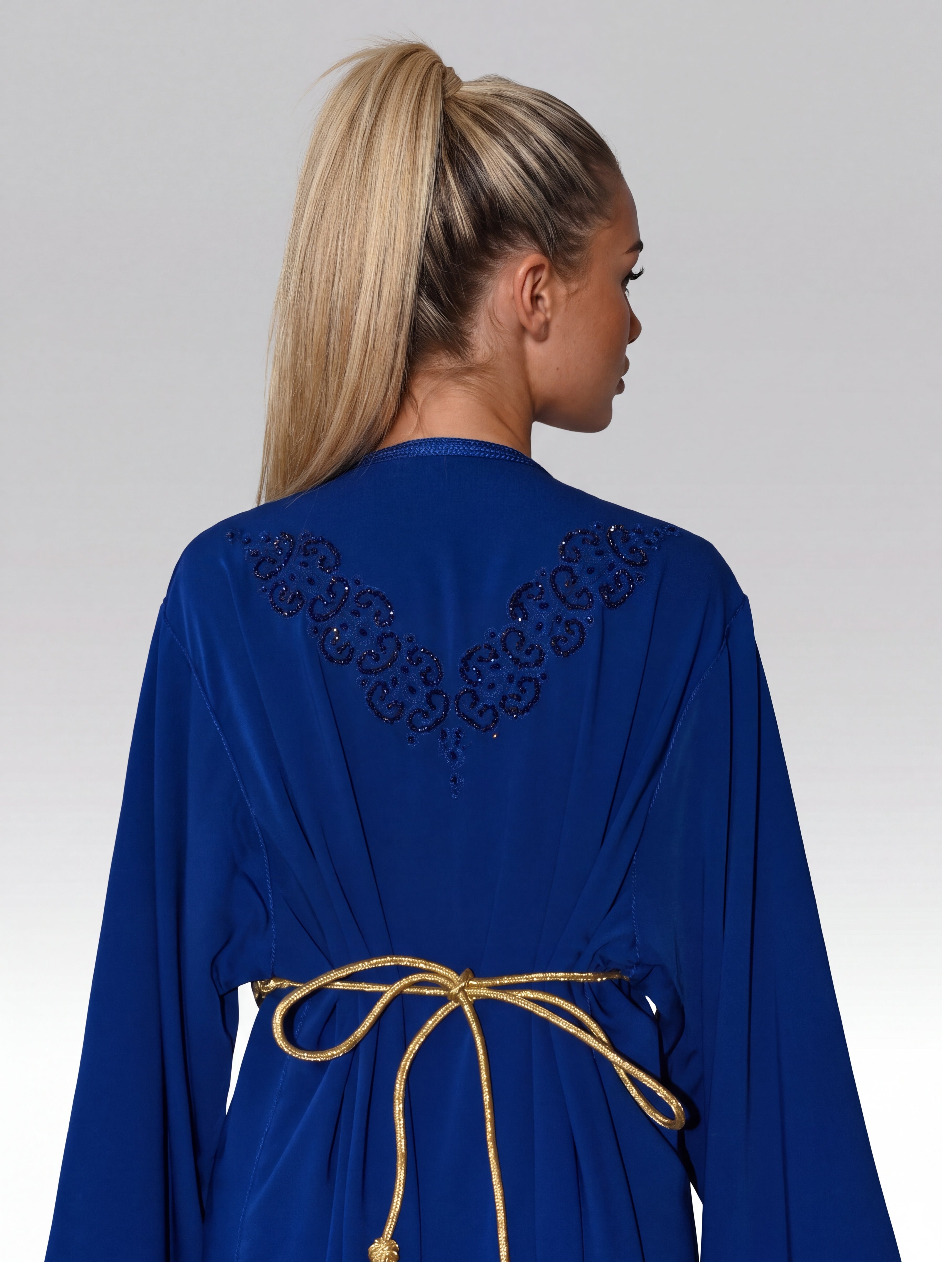 Caftan Bleu Roi Saphir - Caftan marocain traditionnel de fête en crêpe mat fluide • broderie au cordonnet et perlage, vue de dos montrant la coupe et le tombé fluide du tissu confectionné à Fès - Caftan Paris