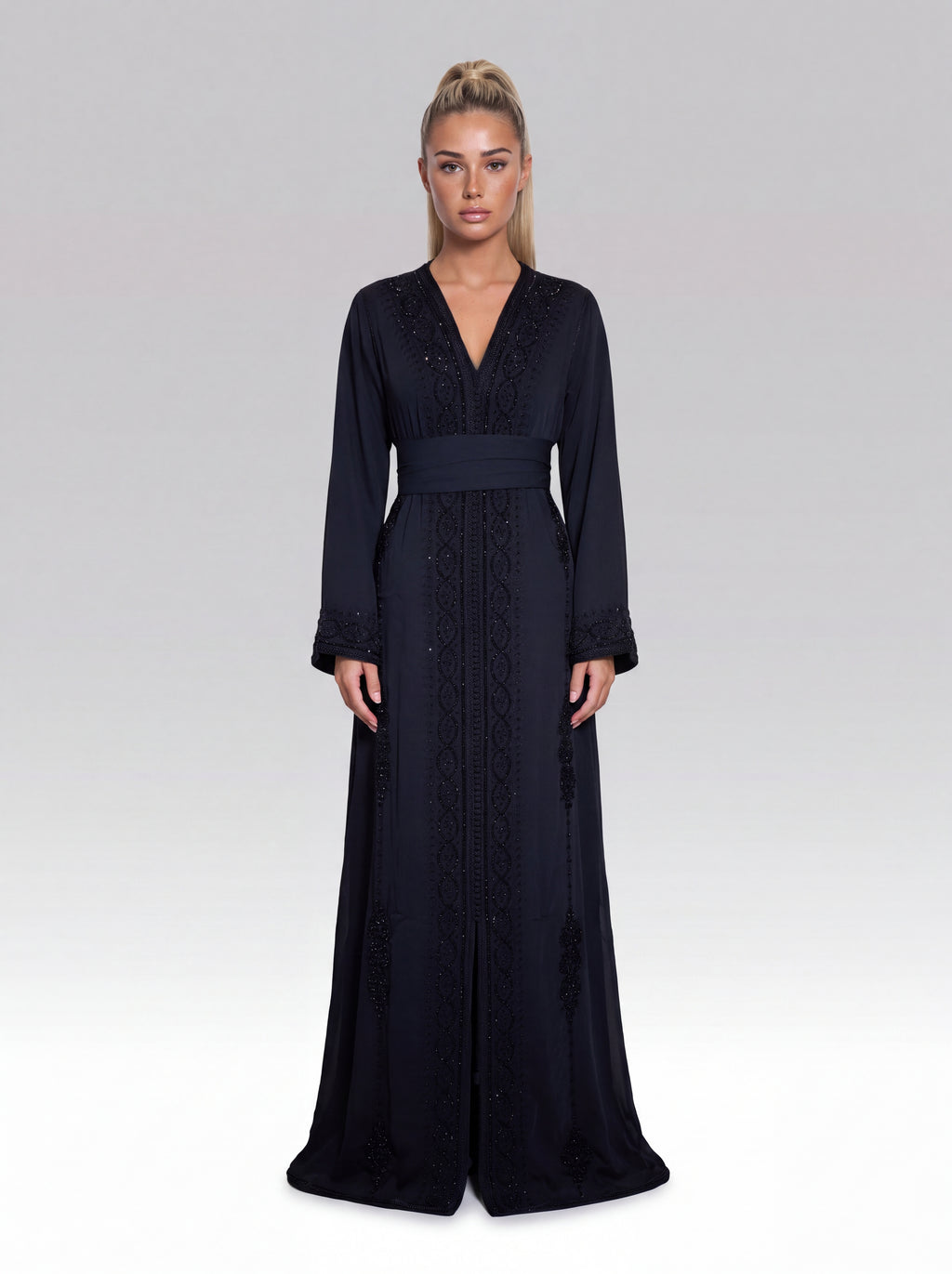 Caftan Noir Onyx - Caftan marocain traditionnel de fête en crêpe mat fluide • broderie au cordonnet et perlage, silhouette complète portée de face avec ceinture assortie confectionné à Fès - Caftan Paris