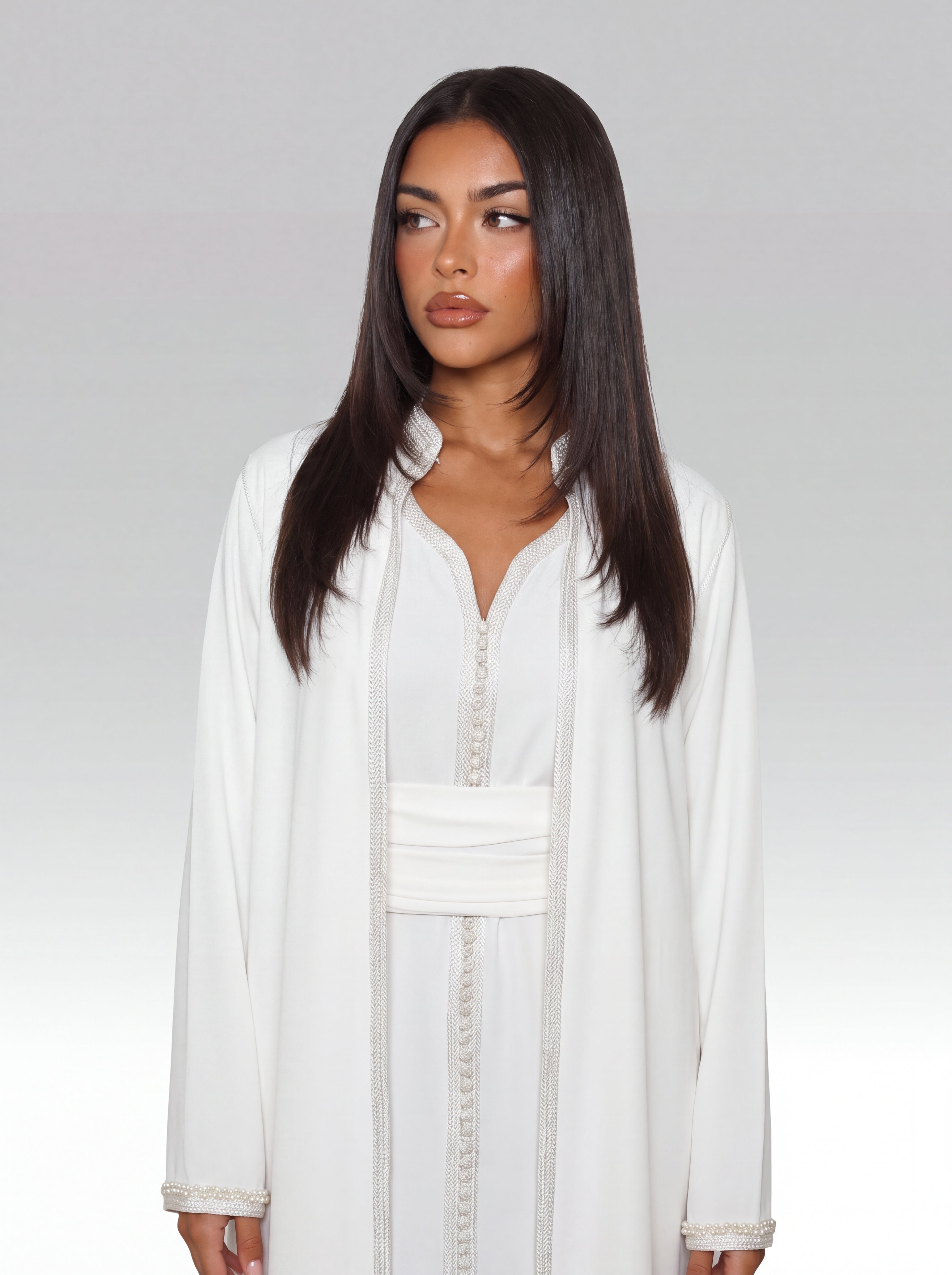 Kimono Blanc Cristal - Kimono caftan marocain moderne en crêpe mat fluide • galon perlé, vue rapprochée sur les broderies artisanales et finitions à la main confectionné à Fès - Caftan Paris