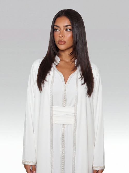 Kimono Blanc Cristal - Kimono caftan marocain moderne en crêpe mat fluide • galon perlé, vue rapprochée sur les broderies artisanales et finitions à la main confectionné à Fès - Caftan Paris