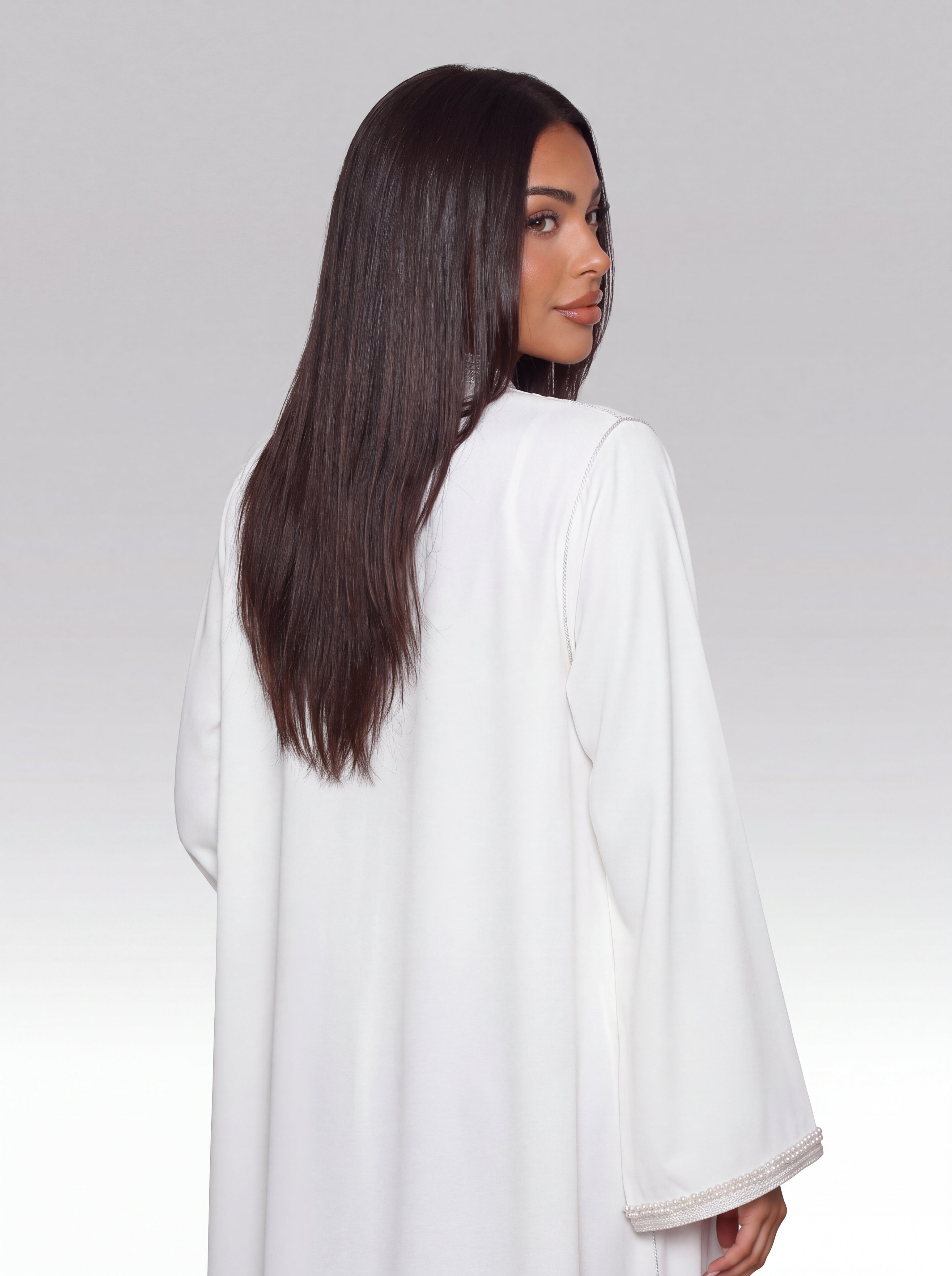 Kimono Blanc Cristal - Kimono caftan marocain moderne en crêpe mat fluide • galon perlé, vue de dos montrant la coupe et le tombé fluide du tissu confectionné à Fès - Caftan Paris