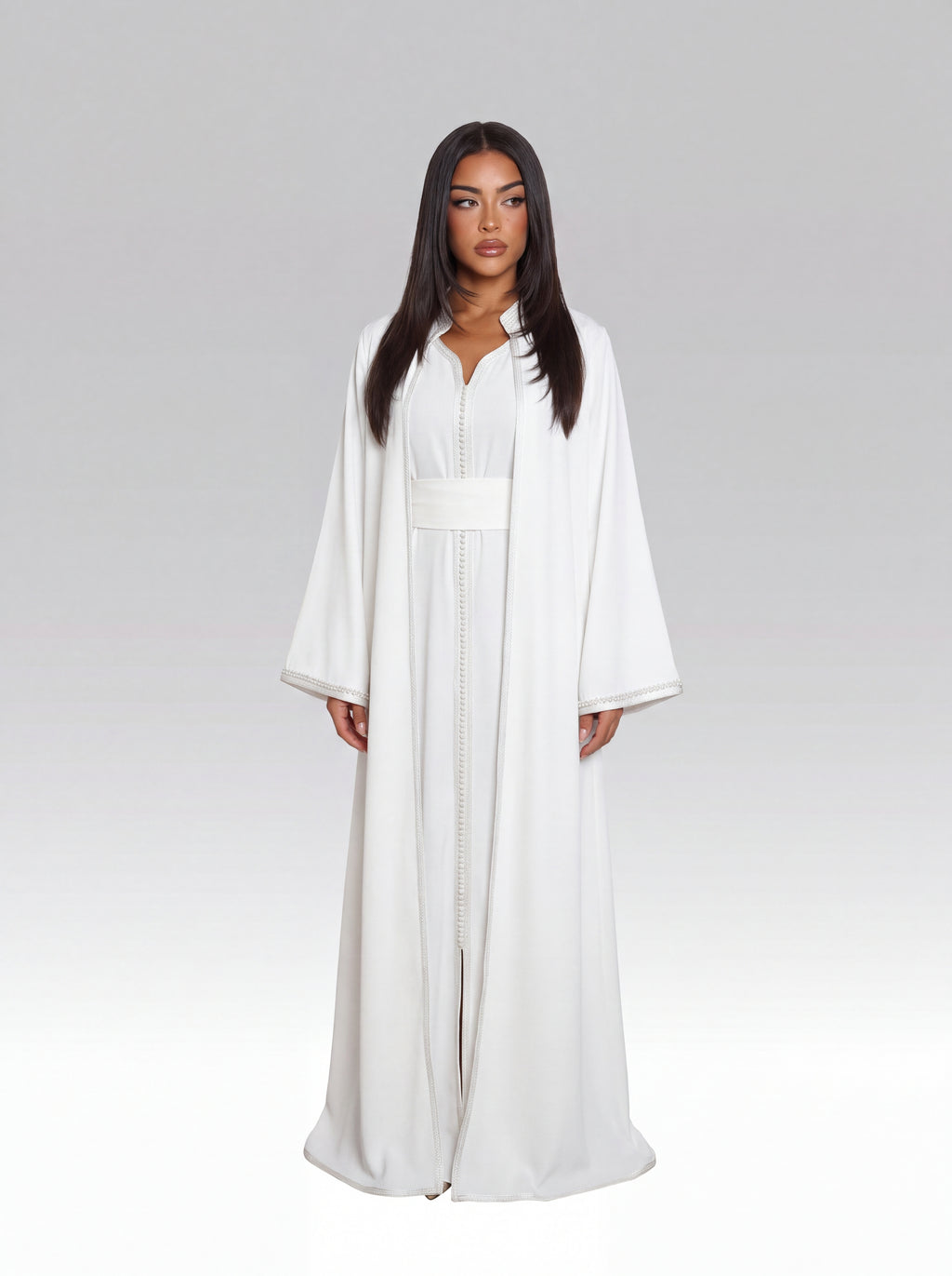 Kimono Blanc Cristal - Kimono caftan marocain moderne en crêpe mat fluide • galon perlé, silhouette complète portée de face avec ceinture assortie confectionné à Fès - Caftan Paris