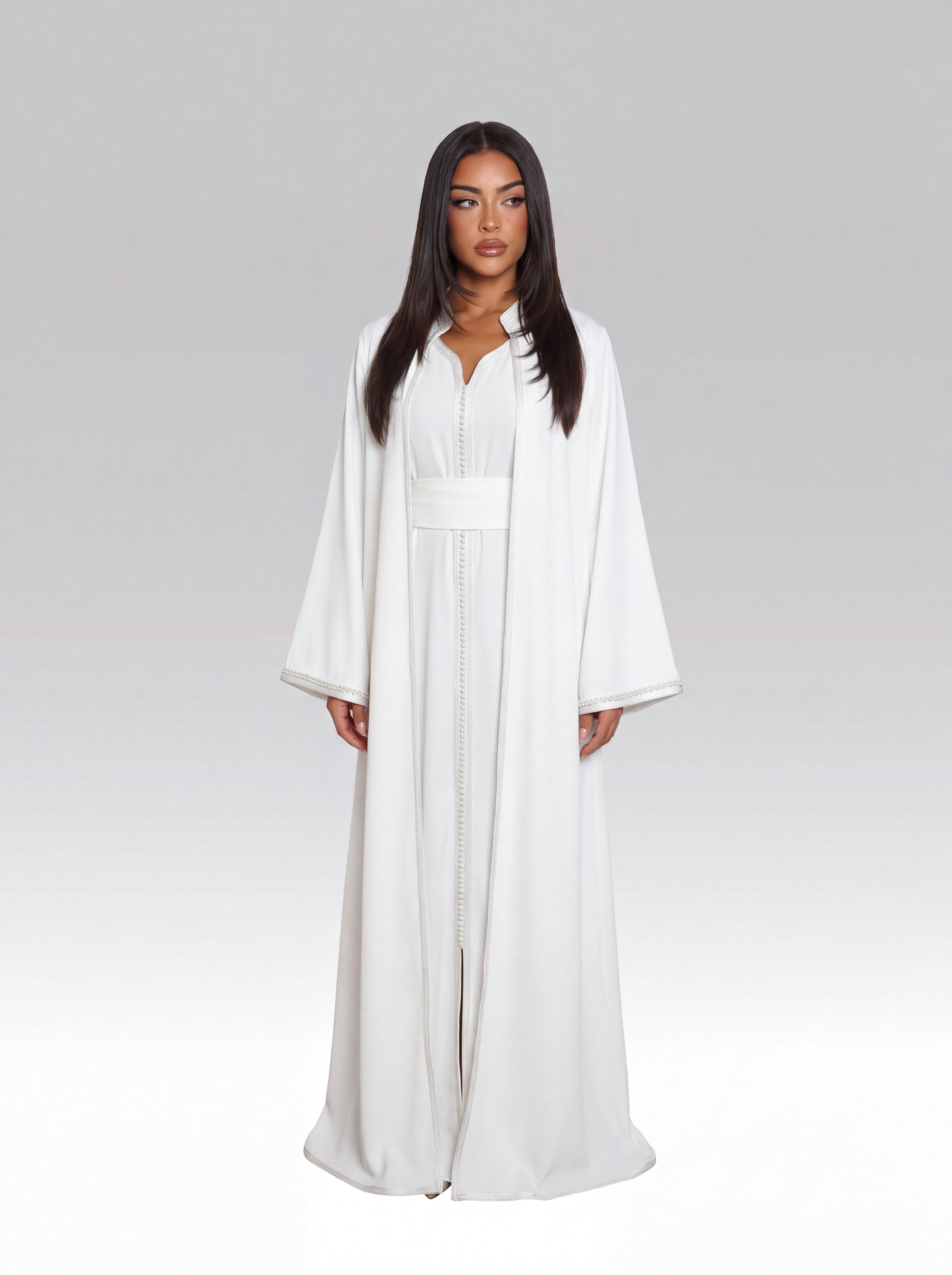 Kimono Blanc Cristal - Kimono caftan marocain moderne en crêpe mat fluide • galon perlé, silhouette complète portée de face avec ceinture assortie confectionné à Fès - Caftan Paris