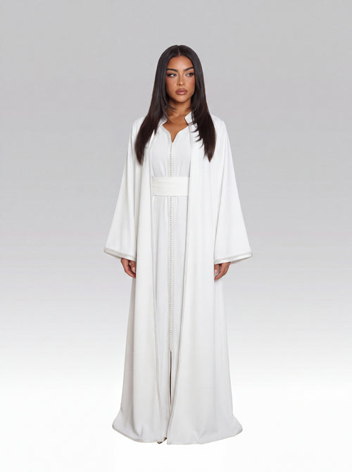 Kimono Blanc Cristal - Kimono caftan marocain moderne en crêpe mat fluide • galon perlé, silhouette complète portée de face avec ceinture assortie confectionné à Fès - Caftan Paris