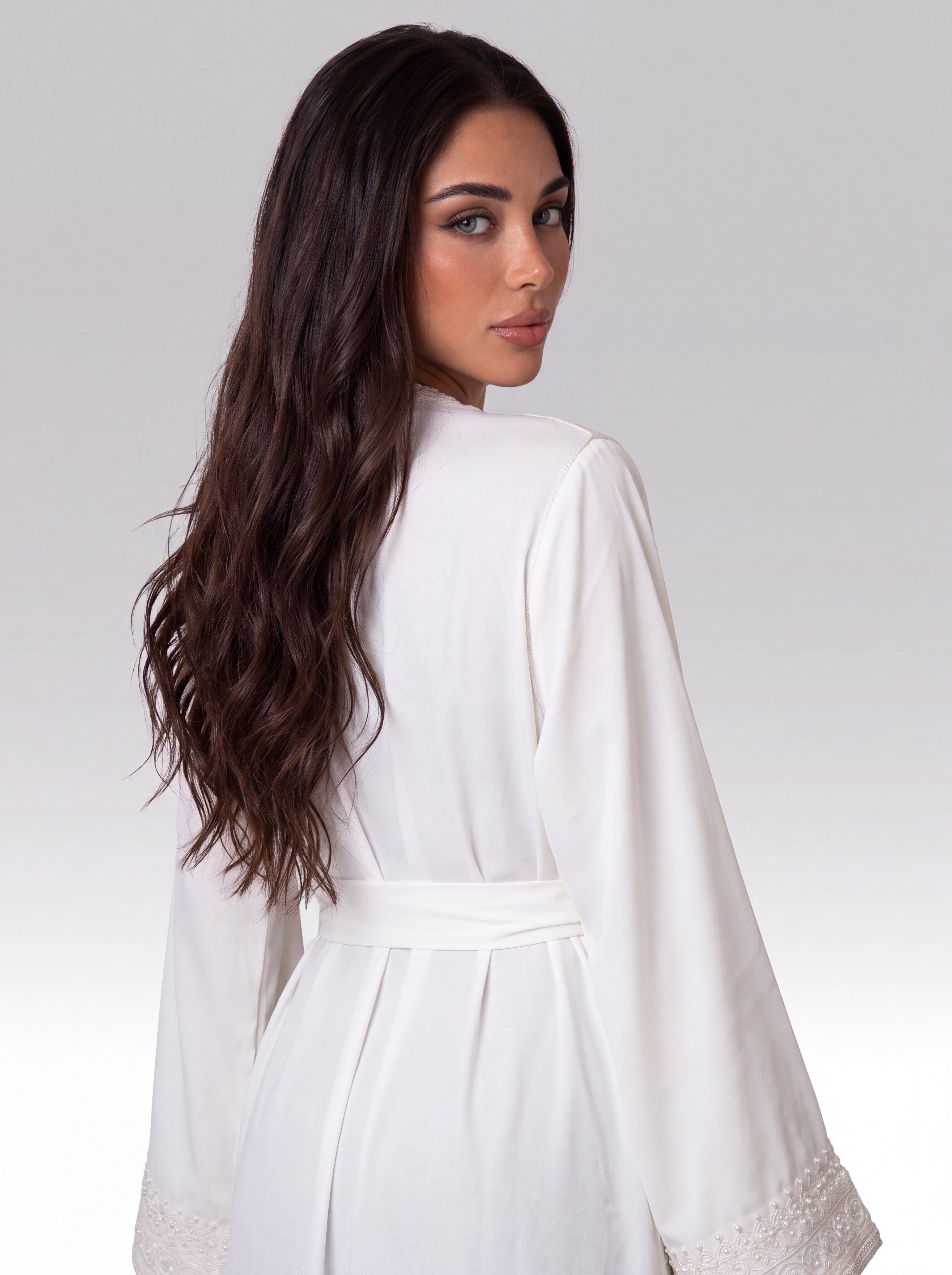 Caftan Ivoire Marbre - Caftan marocain traditionnel de fête en crêpe mat • galon ajouré façon guipure, vue de dos montrant la coupe et le tombé fluide du tissu confectionné à Fès - Caftan Paris