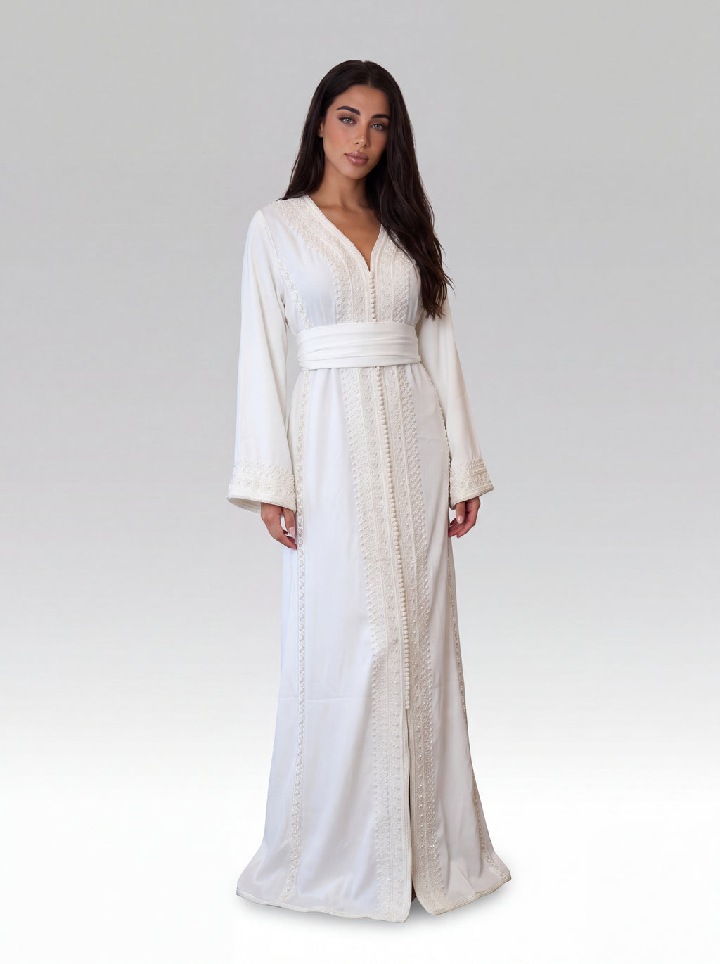Caftan Ivoire Marbre - Caftan marocain traditionnel de fête en crêpe mat • galon ajouré façon guipure, silhouette complète portée de face avec ceinture assortie confectionné à Fès - Caftan Paris