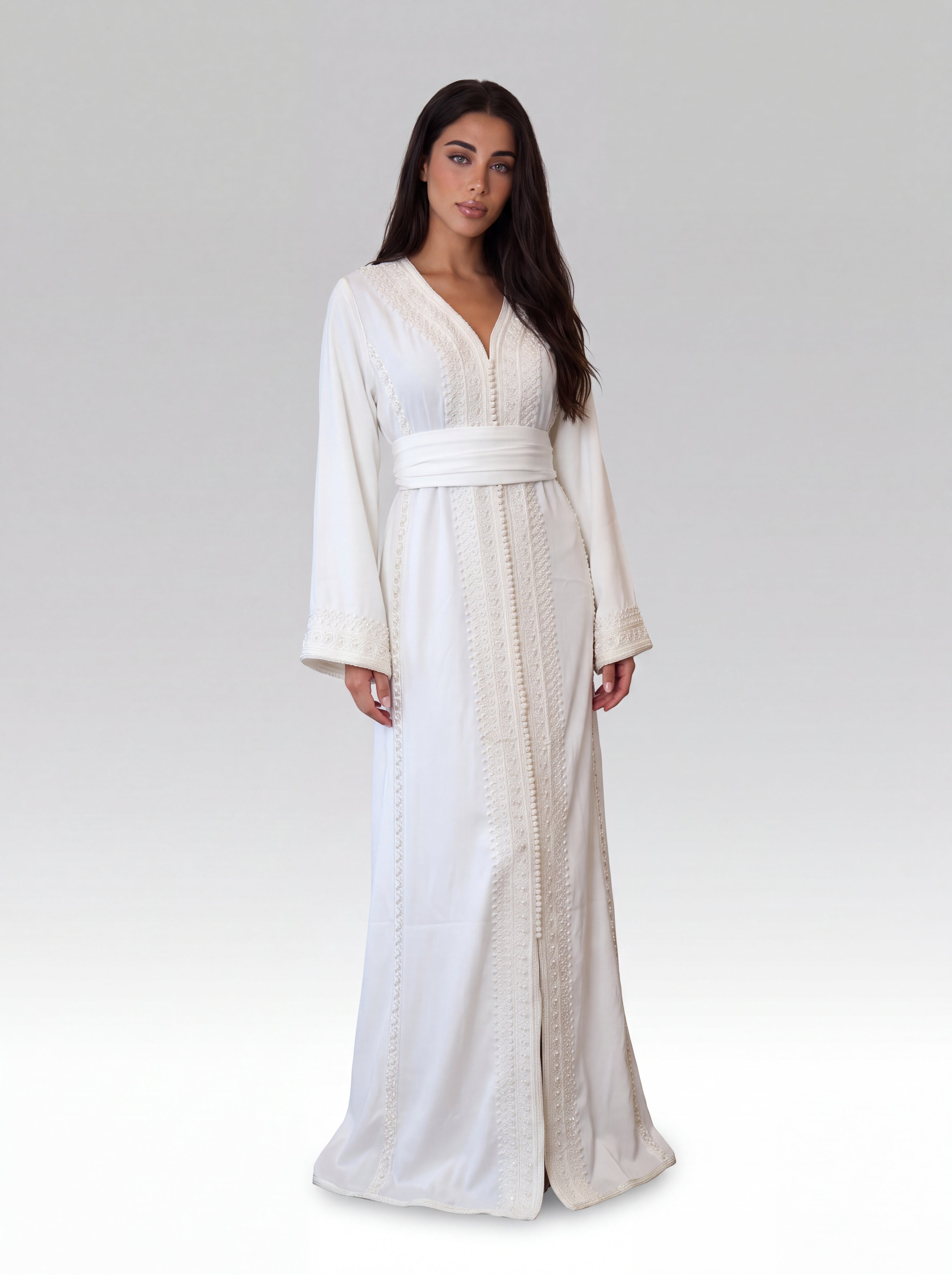 Caftan Ivoire Marbre - Caftan marocain traditionnel de fête en crêpe mat • galon ajouré façon guipure, silhouette complète portée de face avec ceinture assortie confectionné à Fès - Caftan Paris