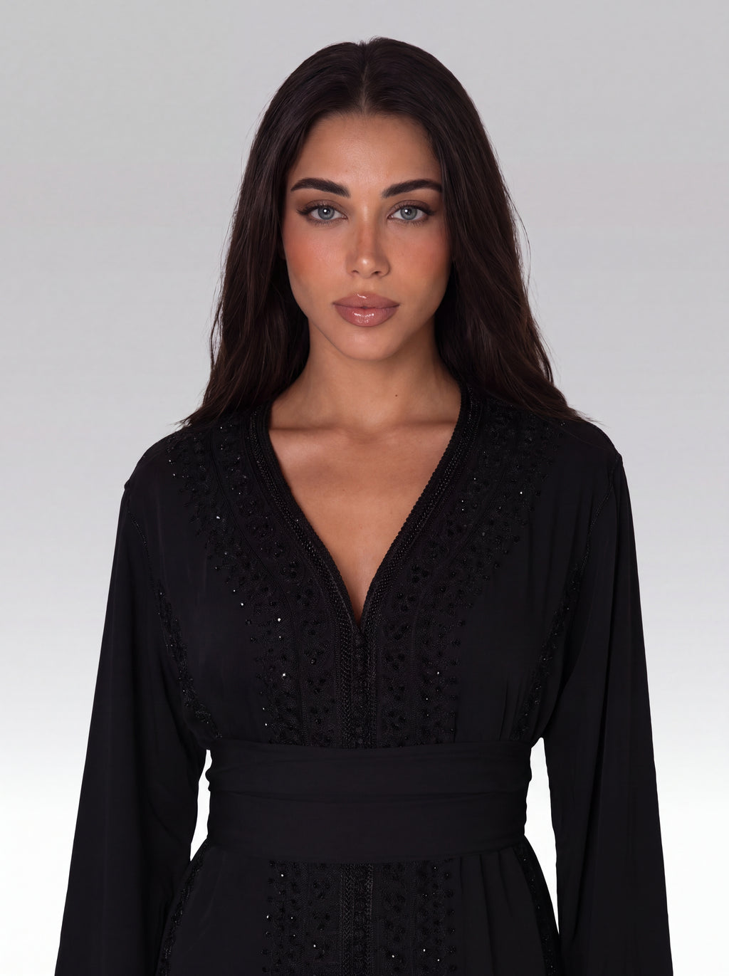 Caftan Noir Encre - Caftan marocain traditionnel de fête en crêpe mat • galon ajouré façon guipure, vue rapprochée sur les broderies artisanales et finitions à la main confectionné à Fès - Caftan Paris