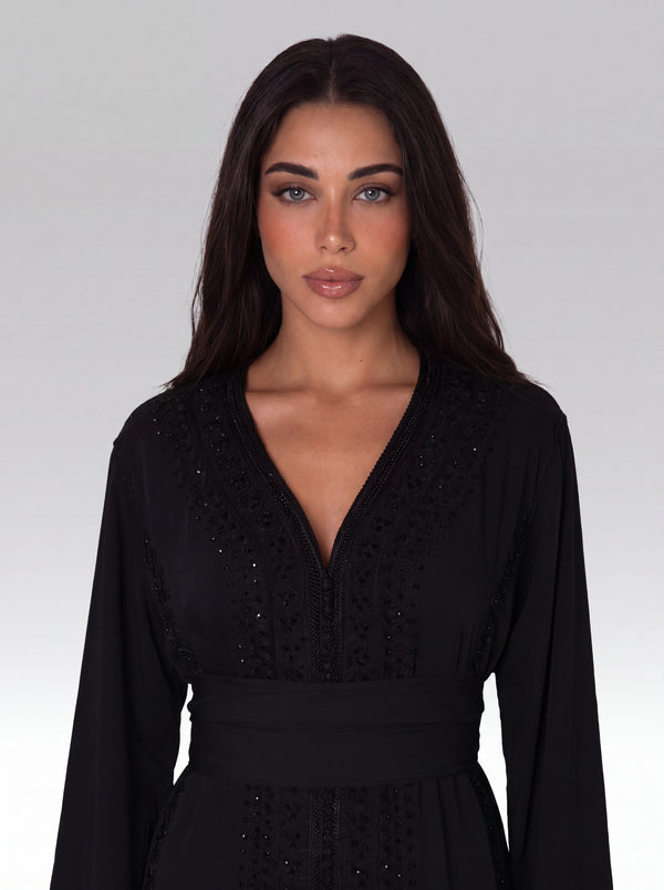 Caftan Noir Encre - Caftan marocain traditionnel de fête en crêpe mat • galon ajouré façon guipure, vue rapprochée sur les broderies artisanales et finitions à la main confectionné à Fès - Caftan Paris