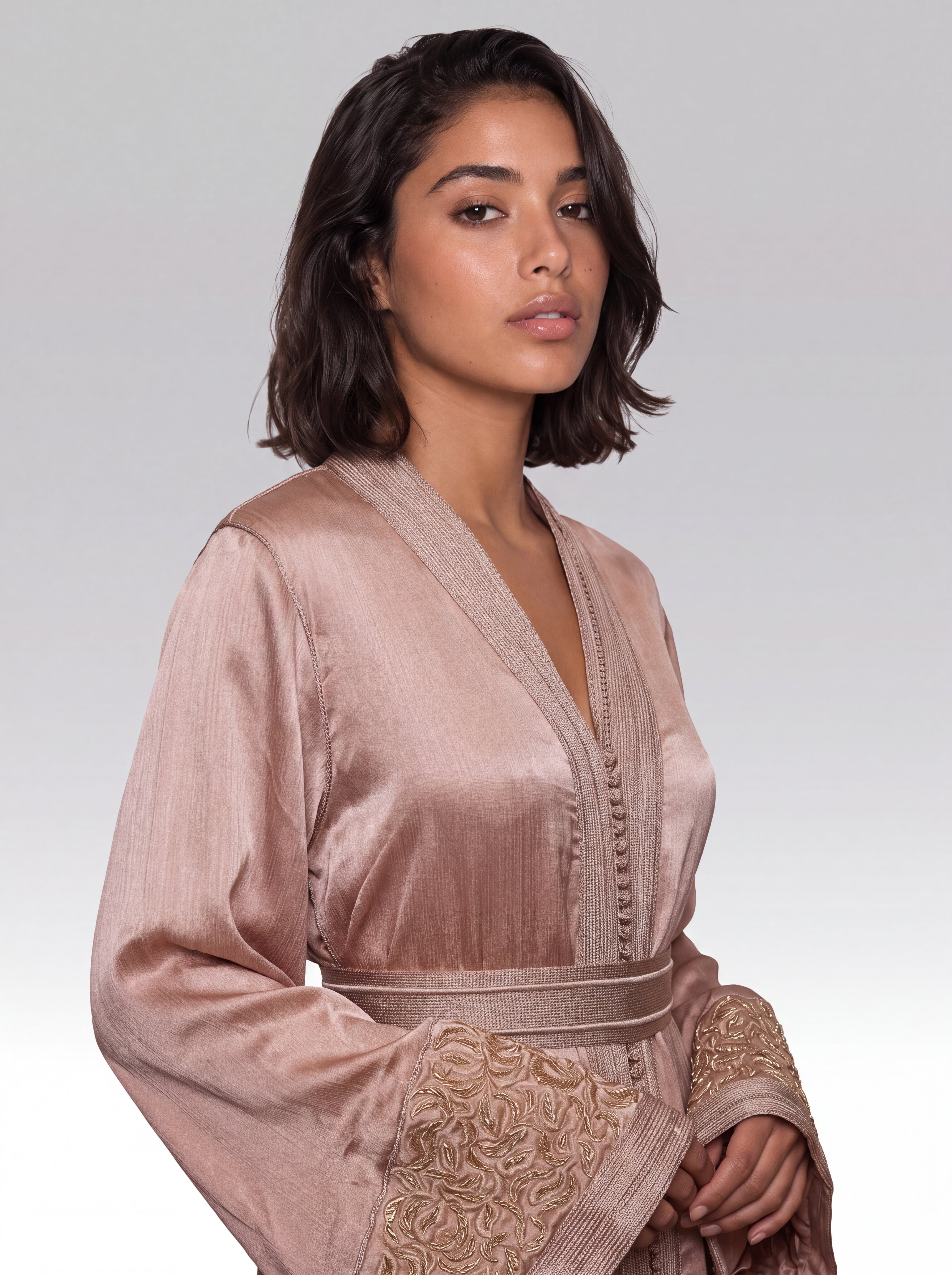 Caftan Rose Poudré Matin - Caftan marocain traditionnel de fête en organza soyeux texturé • broderie main, vue rapprochée sur les broderies artisanales et finitions à la main confectionné à Fès - Caftan Paris