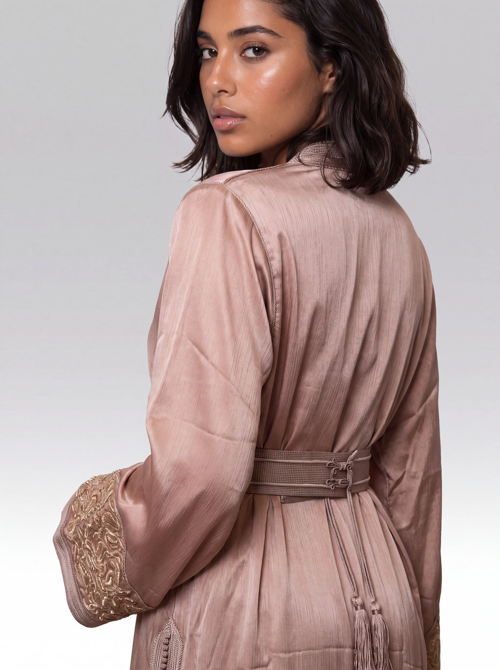 Caftan Rose Poudré Matin - Caftan marocain traditionnel de fête en organza soyeux texturé • broderie main, vue de dos montrant la coupe et le tombé fluide du tissu confectionné à Fès - Caftan Paris