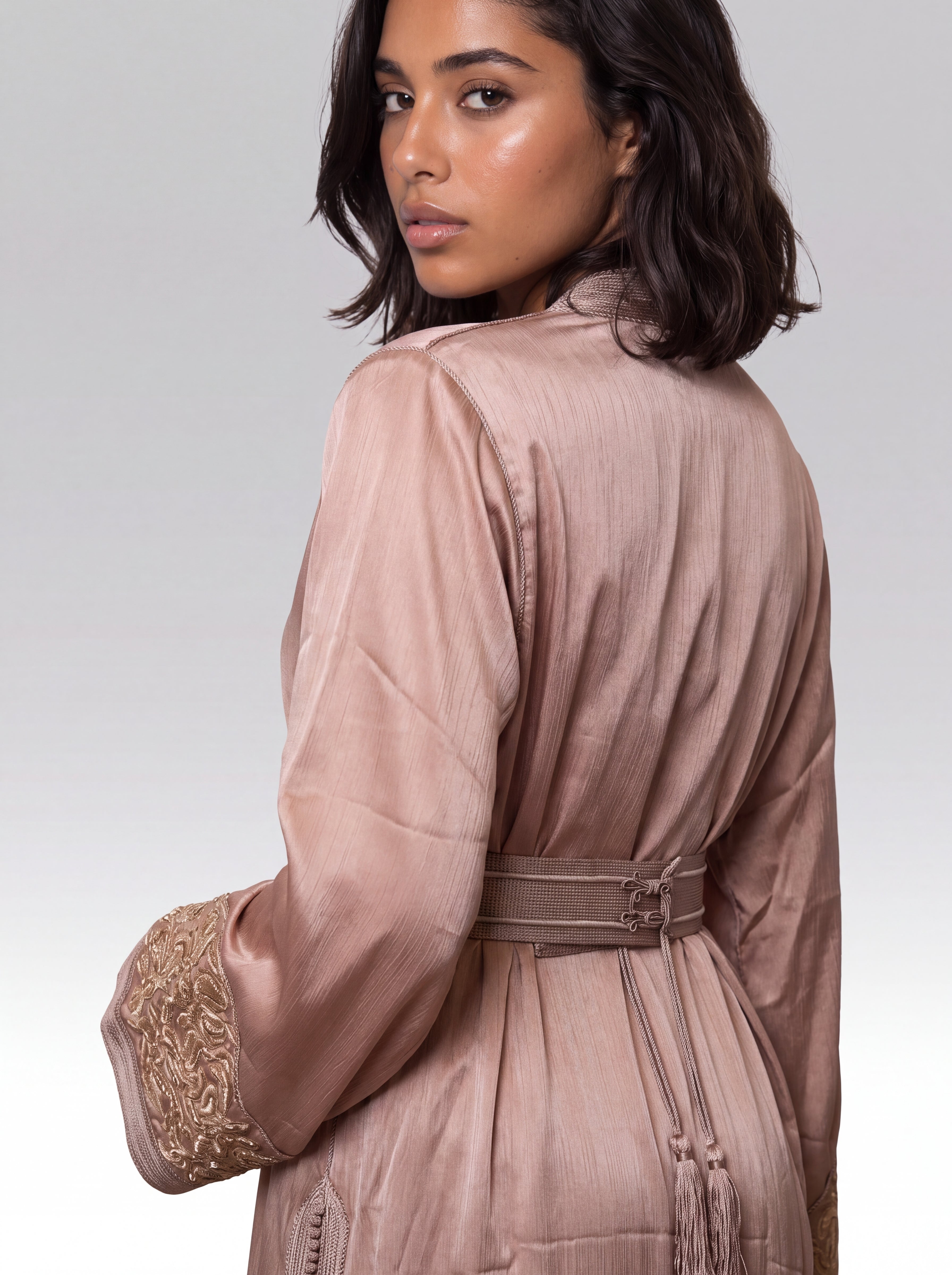 Caftan Rose Poudré Matin - Caftan marocain traditionnel de fête en organza soyeux texturé • broderie main, vue de dos montrant la coupe et le tombé fluide du tissu confectionné à Fès - Caftan Paris