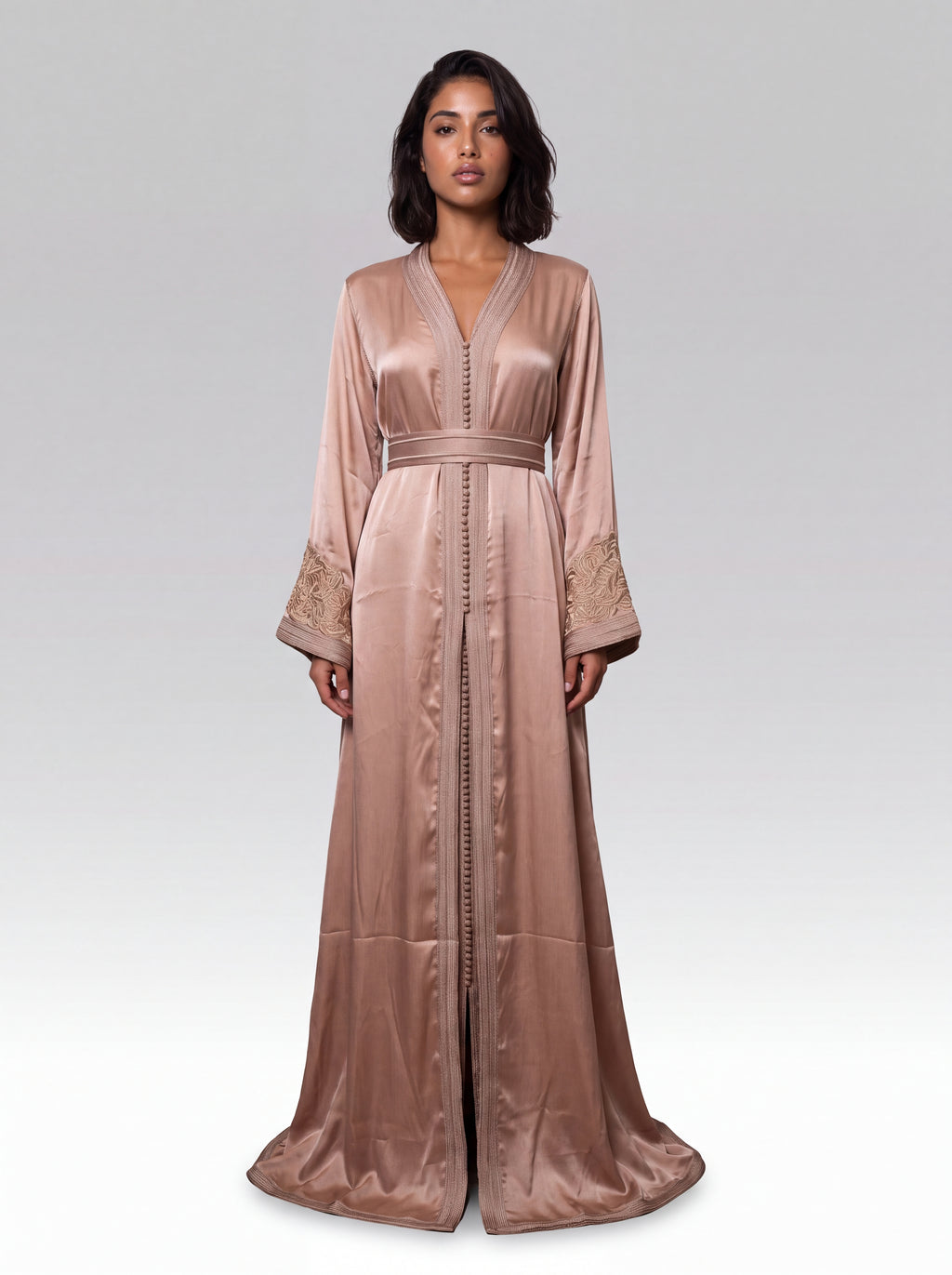 Caftan Rose Poudré Matin - Caftan marocain traditionnel de fête en organza soyeux texturé • broderie main, silhouette complète portée de face avec ceinture assortie confectionné à Fès - Caftan Paris