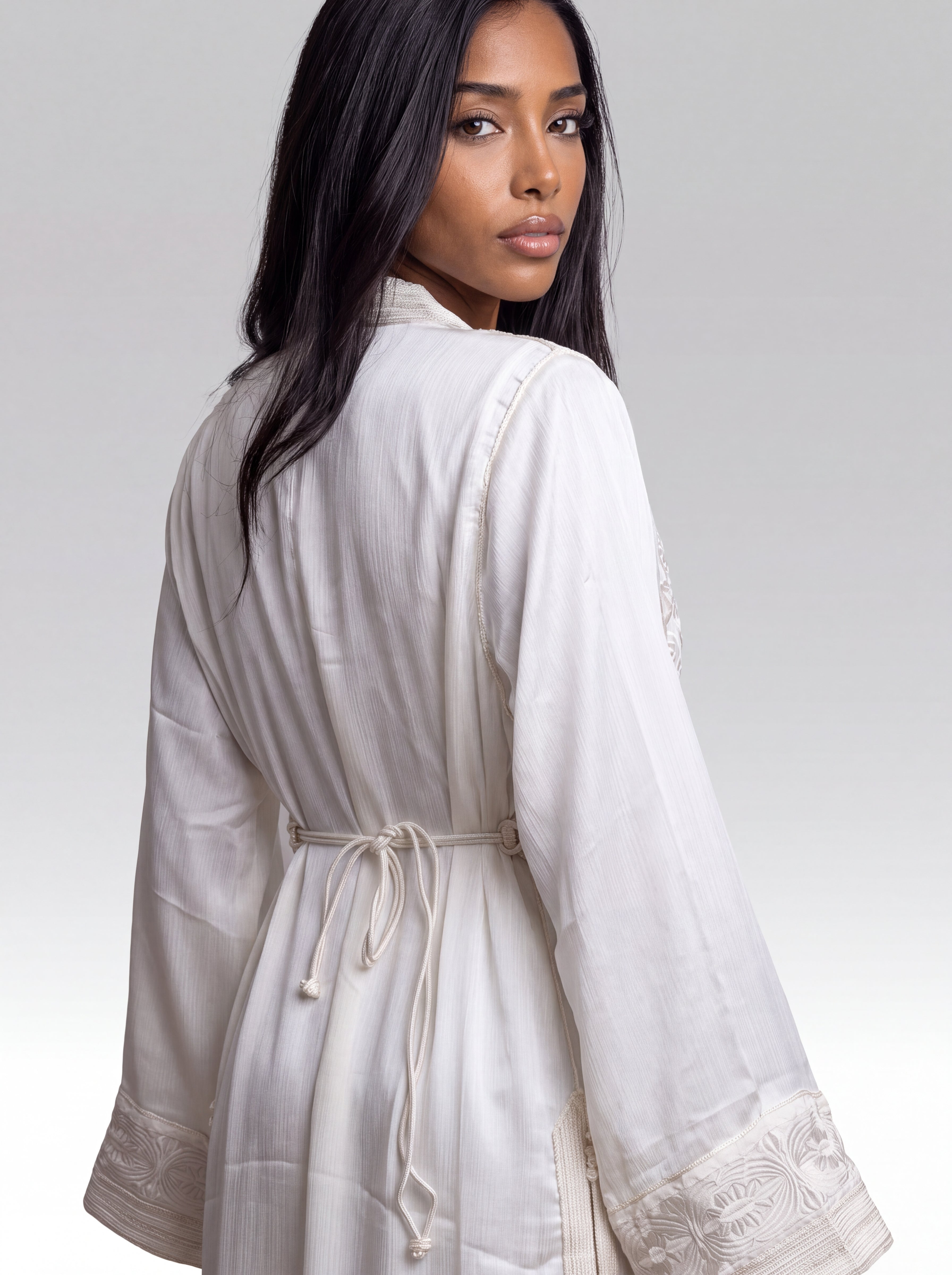 Caftan Blanc Porcelaine - Caftan marocain traditionnel de fête en organza soyeux texturé • broderie florale en relief, silhouette complète portée de face avec ceinture assortie confectionné à Fès - Caftan Paris
