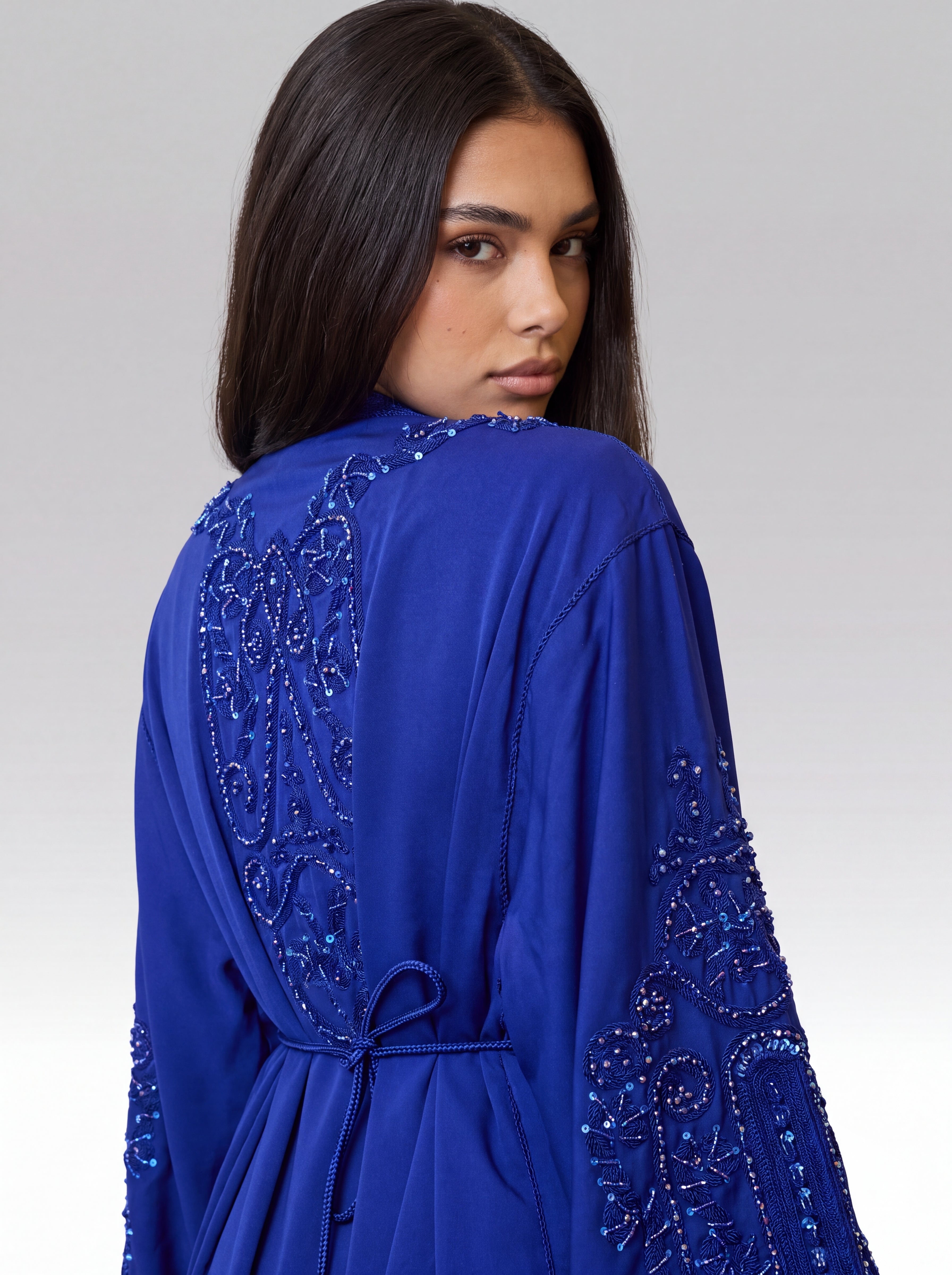 Caftan Bleu Roi Lazuli - Caftan marocain traditionnel de fête en crêpe fluide • broderie végétale et ceinture tressée, silhouette complète portée de face avec ceinture assortie confectionné à Fès - Caftan Paris