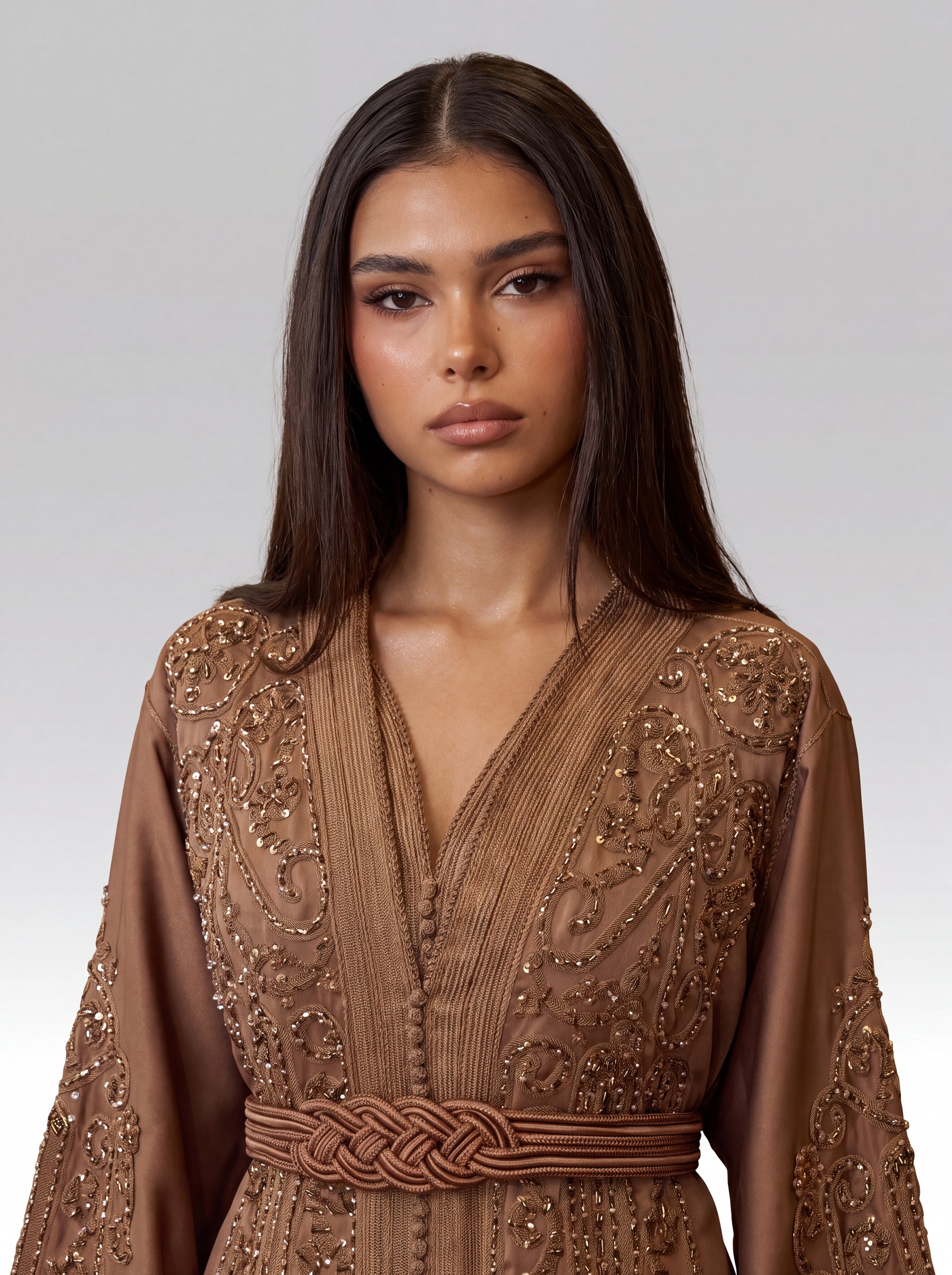 Caftan Camel Ambre - Caftan marocain traditionnel de fête en crêpe fluide • broderie végétale et ceinture tressée, vue rapprochée sur les broderies artisanales et finitions à la main confectionné à Fès - Caftan Paris