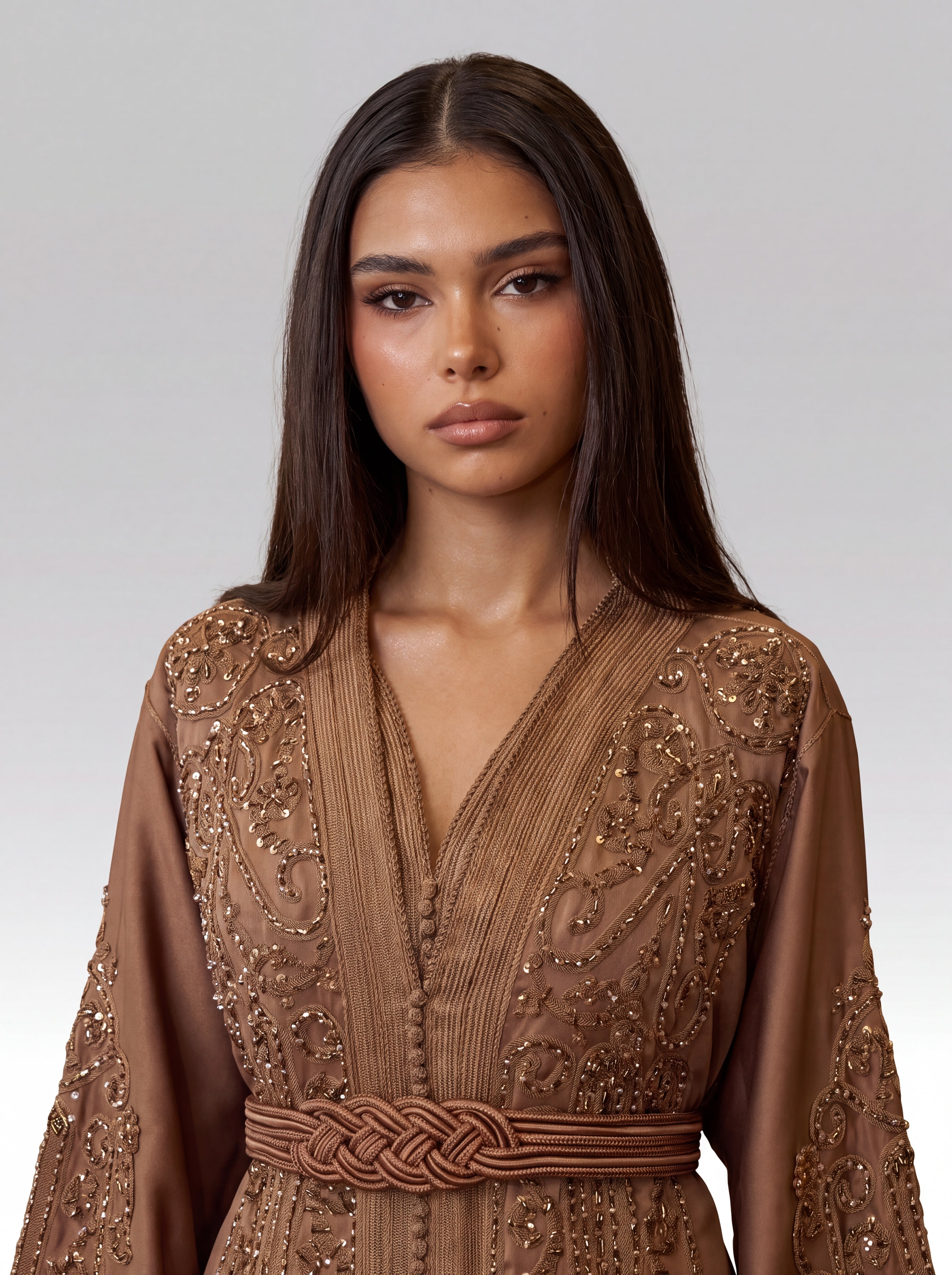 Caftan Camel Ambre - Caftan marocain traditionnel de fête en crêpe fluide • broderie végétale et ceinture tressée, vue rapprochée sur les broderies artisanales et finitions à la main confectionné à Fès - Caftan Paris