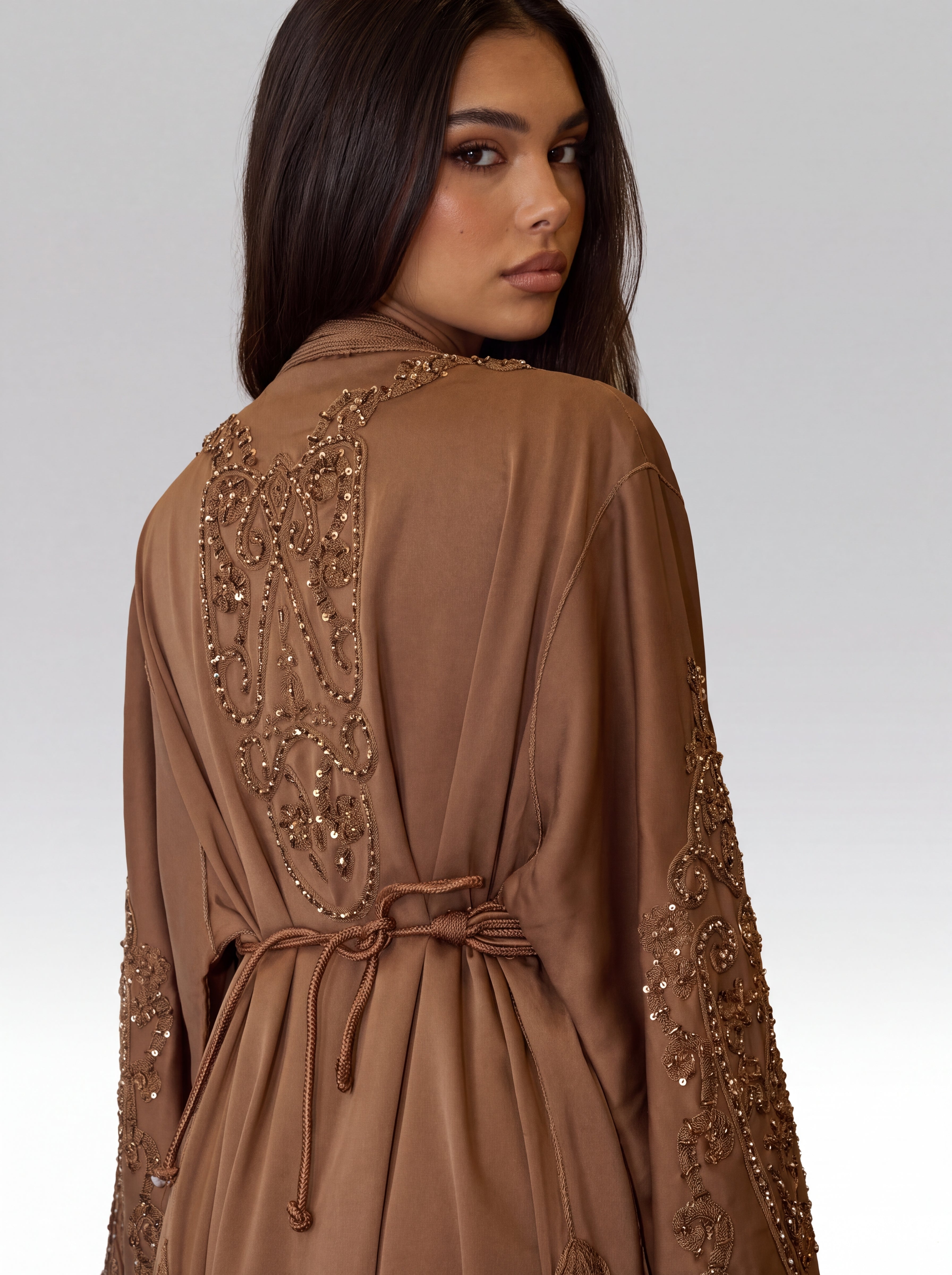Caftan Camel Ambre - Caftan marocain traditionnel de fête en crêpe fluide • broderie végétale et ceinture tressée, vue de dos montrant la coupe et le tombé fluide du tissu confectionné à Fès - Caftan Paris