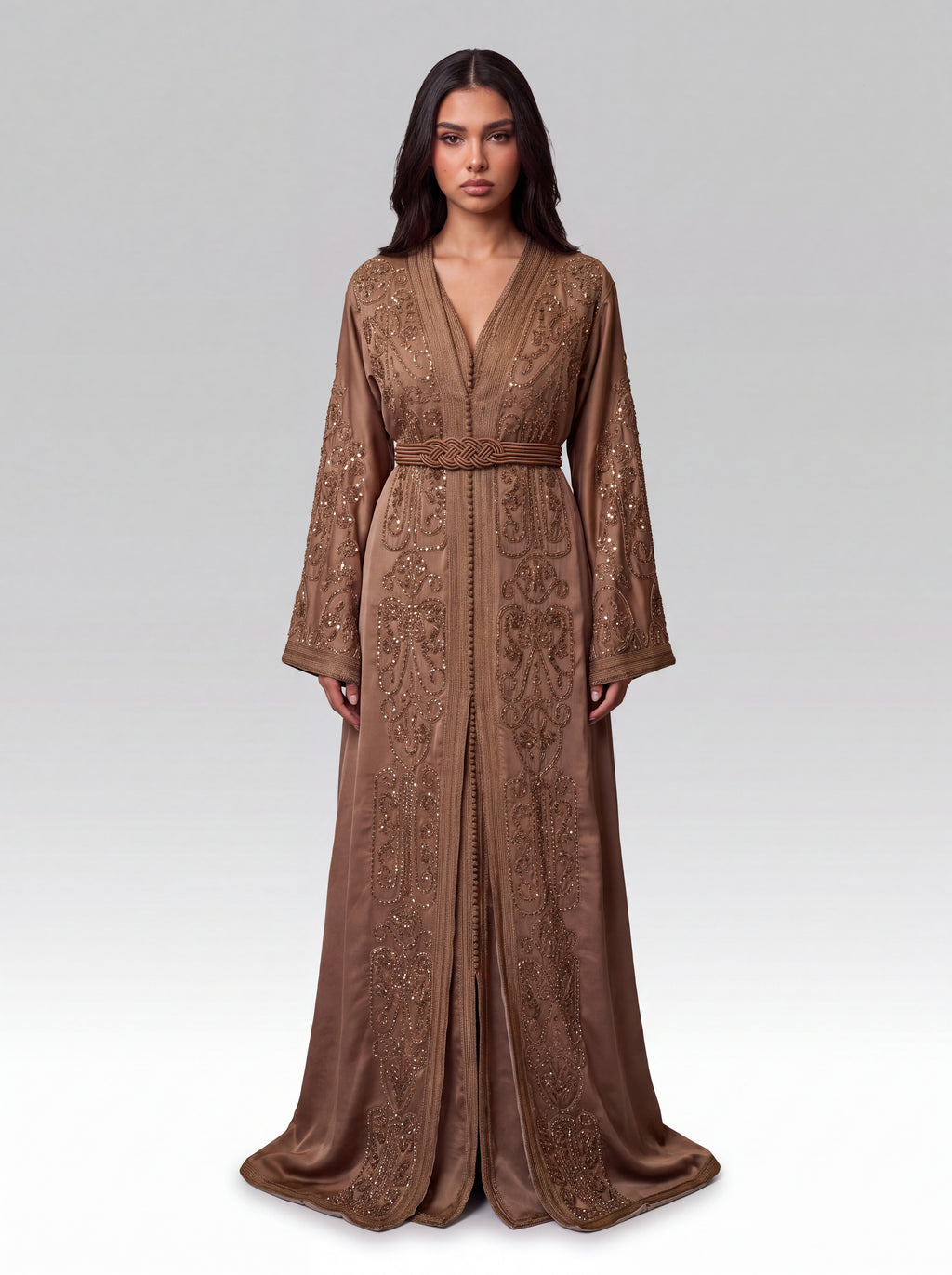 Caftan Camel Ambre - Caftan marocain traditionnel de fête en crêpe fluide • broderie végétale et ceinture tressée, silhouette complète portée de face avec ceinture assortie confectionné à Fès - Caftan Paris