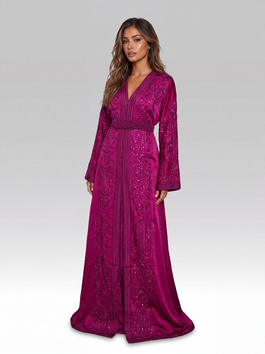 Caftan Fuchsia Tourmaline - Caftan marocain traditionnel de fête en crêpe fluide • broderie végétale et ceinture tressée, silhouette complète portée de face avec ceinture assortie confectionné à Fès - Caftan Paris