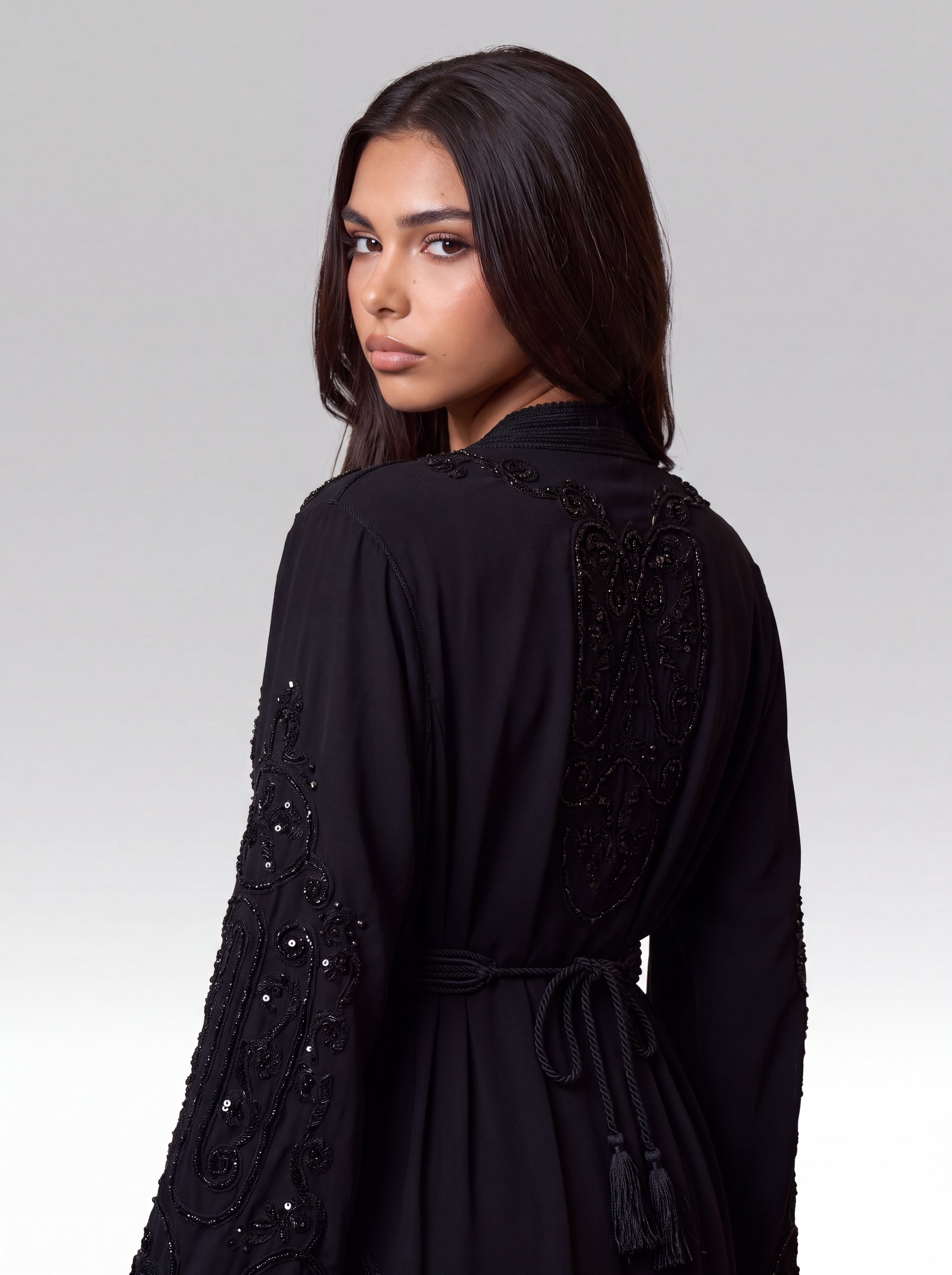 Caftan Noir Minuit - Caftan marocain traditionnel de fête en crêpe fluide • broderie végétale et ceinture tressée, silhouette complète portée de face avec ceinture assortie confectionné à Fès - Caftan Paris