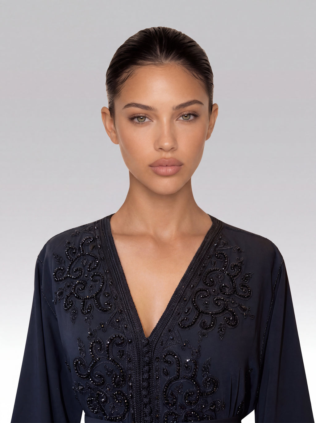 Caftan Noir Obsidienne - Caftan marocain traditionnel de fête en crêpe mat noir • broderie arabesque or, vue rapprochée sur les broderies artisanales et finitions à la main confectionné à Fès - Caftan Paris