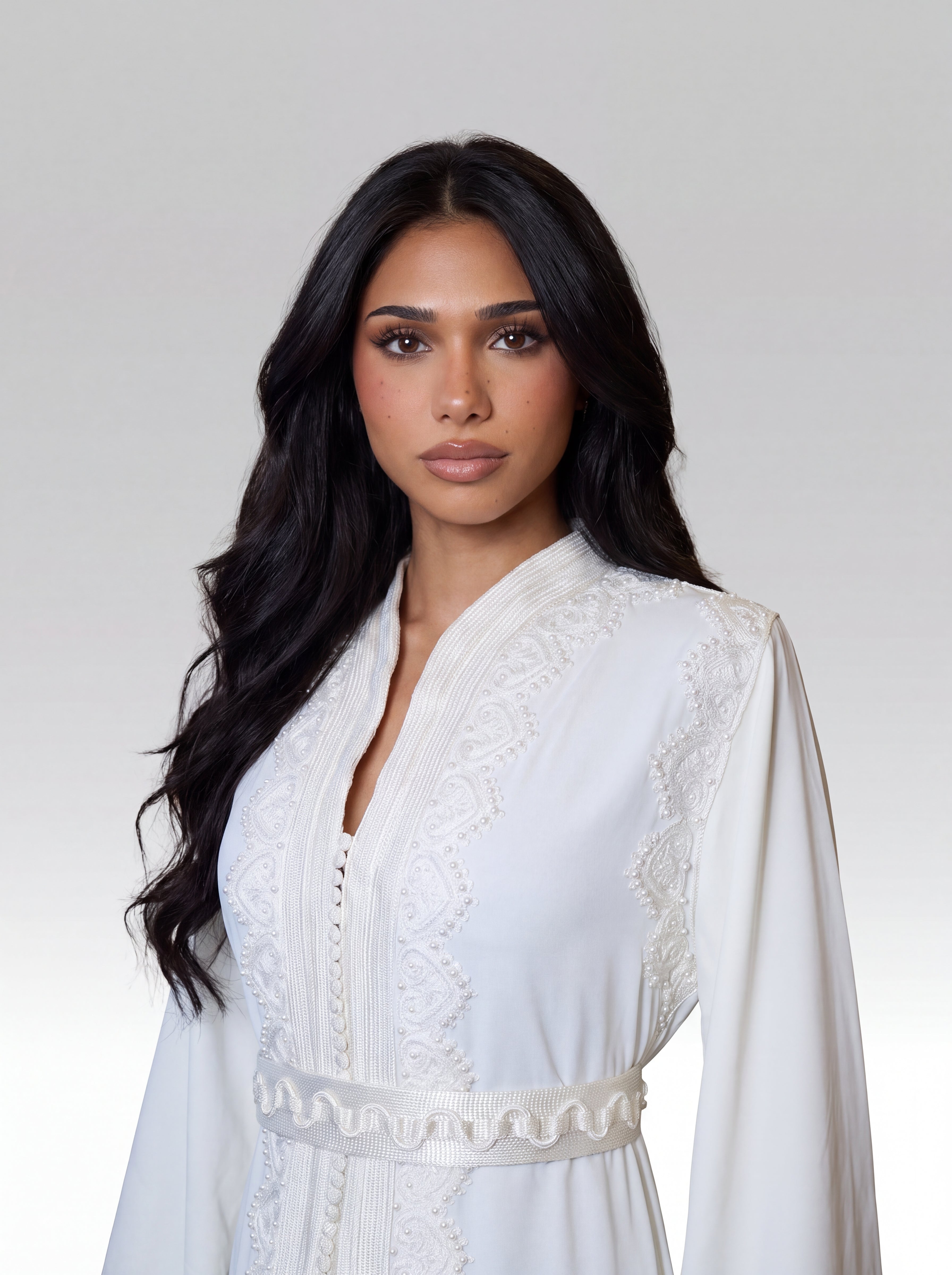 Caftan Blanc Écume - Caftan marocain traditionnel de fête en crêpe mat fluide • broderie festonnée et micro-perles, vue rapprochée sur les broderies artisanales et finitions à la main confectionné à Fès - Caftan Paris