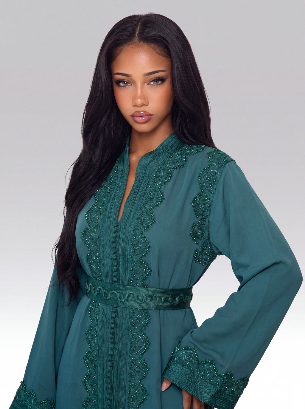 Caftan Turquoise Lagon - Caftan marocain traditionnel de fête en crêpe mat fluide • broderie festonnée et micro-perles, vue rapprochée sur les broderies artisanales et finitions à la main confectionné à Fès - Caftan Paris