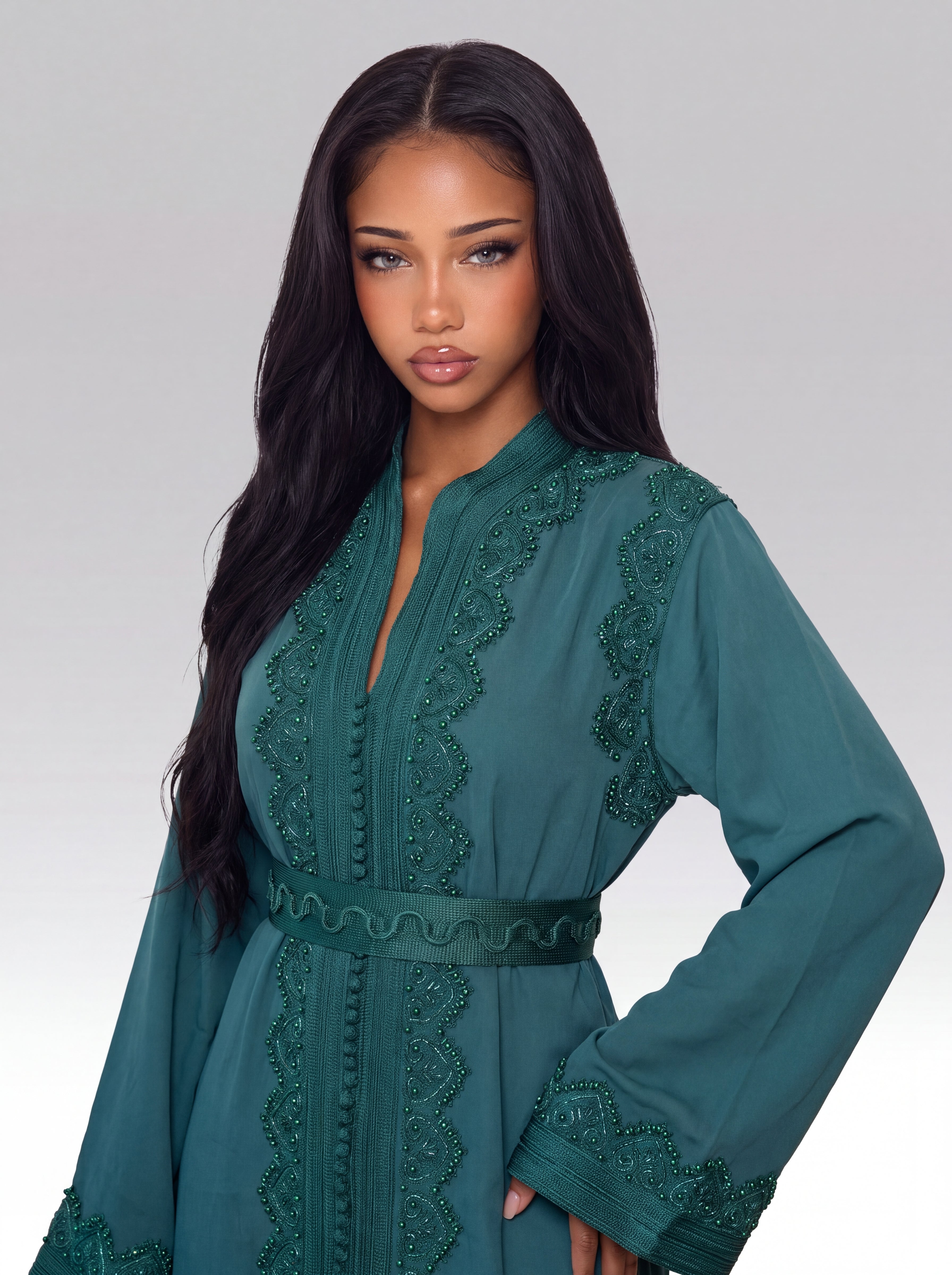 Caftan Turquoise Lagon - Caftan marocain traditionnel de fête en crêpe mat fluide • broderie festonnée et micro-perles, vue rapprochée sur les broderies artisanales et finitions à la main confectionné à Fès - Caftan Paris