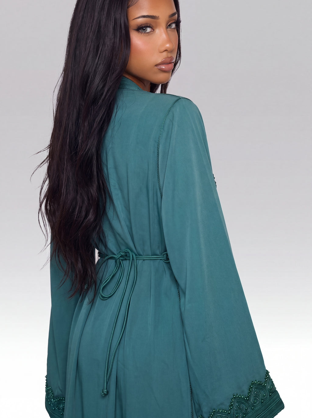 Caftan Turquoise Lagon - Caftan marocain traditionnel de fête en crêpe mat fluide • broderie festonnée et micro-perles, vue de dos montrant la coupe et le tombé fluide du tissu confectionné à Fès - Caftan Paris