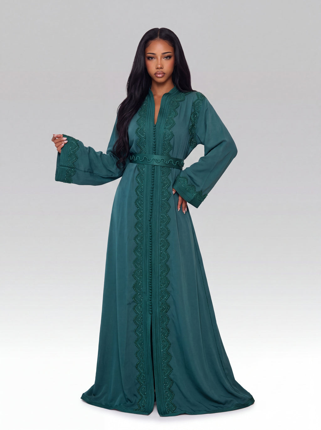 Caftan Turquoise Lagon - Caftan marocain traditionnel de fête en crêpe mat fluide • broderie festonnée et micro-perles, silhouette complète portée de face avec ceinture assortie confectionné à Fès - Caftan Paris