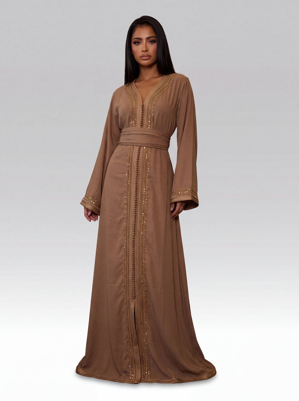Caftan Camel Topaze - Caftan marocain traditionnel de fête en crêpe fluide soyeux • galon perlé et strass, silhouette complète portée de face avec ceinture assortie confectionné à Fès - Caftan Paris
