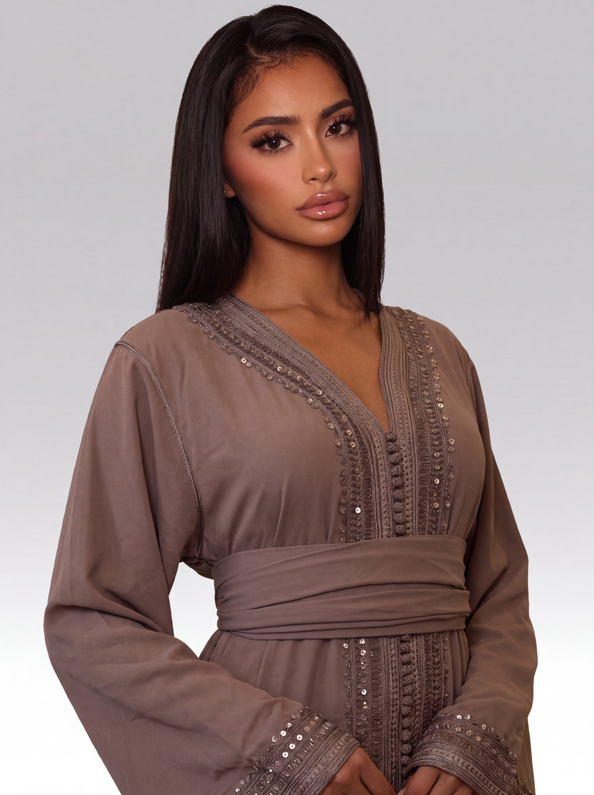 Caftan taupe rosé à galon perlé, détail du col et du décor.
