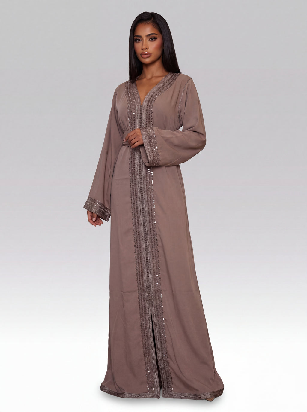 Caftan Taupe Clair Argile - Caftan marocain traditionnel de fête en crêpe fluide soyeux • galon perlé et strass, silhouette complète portée de face avec ceinture assortie confectionné à Fès - Caftan Paris
