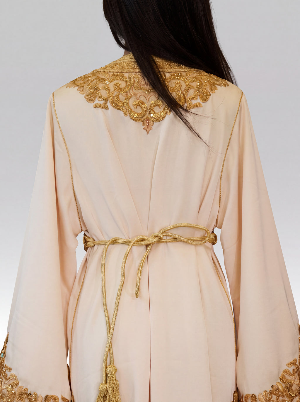 Caftan Ivoire Albâtre - Caftan marocain traditionnel de fête en crêpe haut de gamme • broderie d'or en relief, vue de dos montrant la coupe et le tombé fluide du tissu confectionné à Fès - Caftan Paris