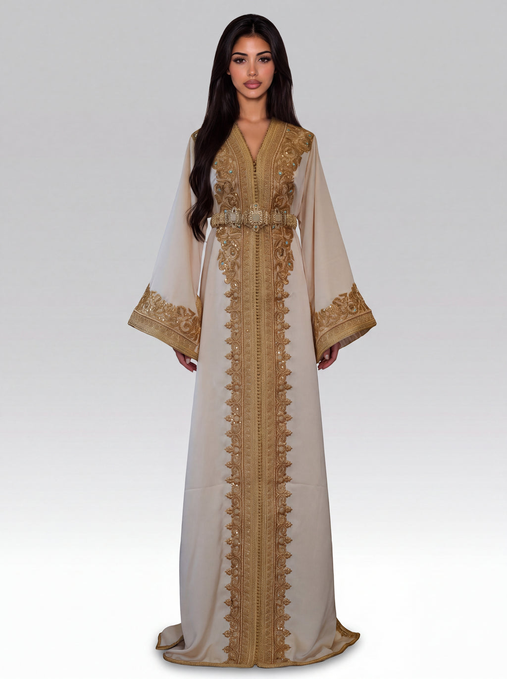 Caftan Ivoire Albâtre - Caftan marocain traditionnel de fête en crêpe haut de gamme • broderie d'or en relief, silhouette complète portée de face avec ceinture assortie confectionné à Fès - Caftan Paris