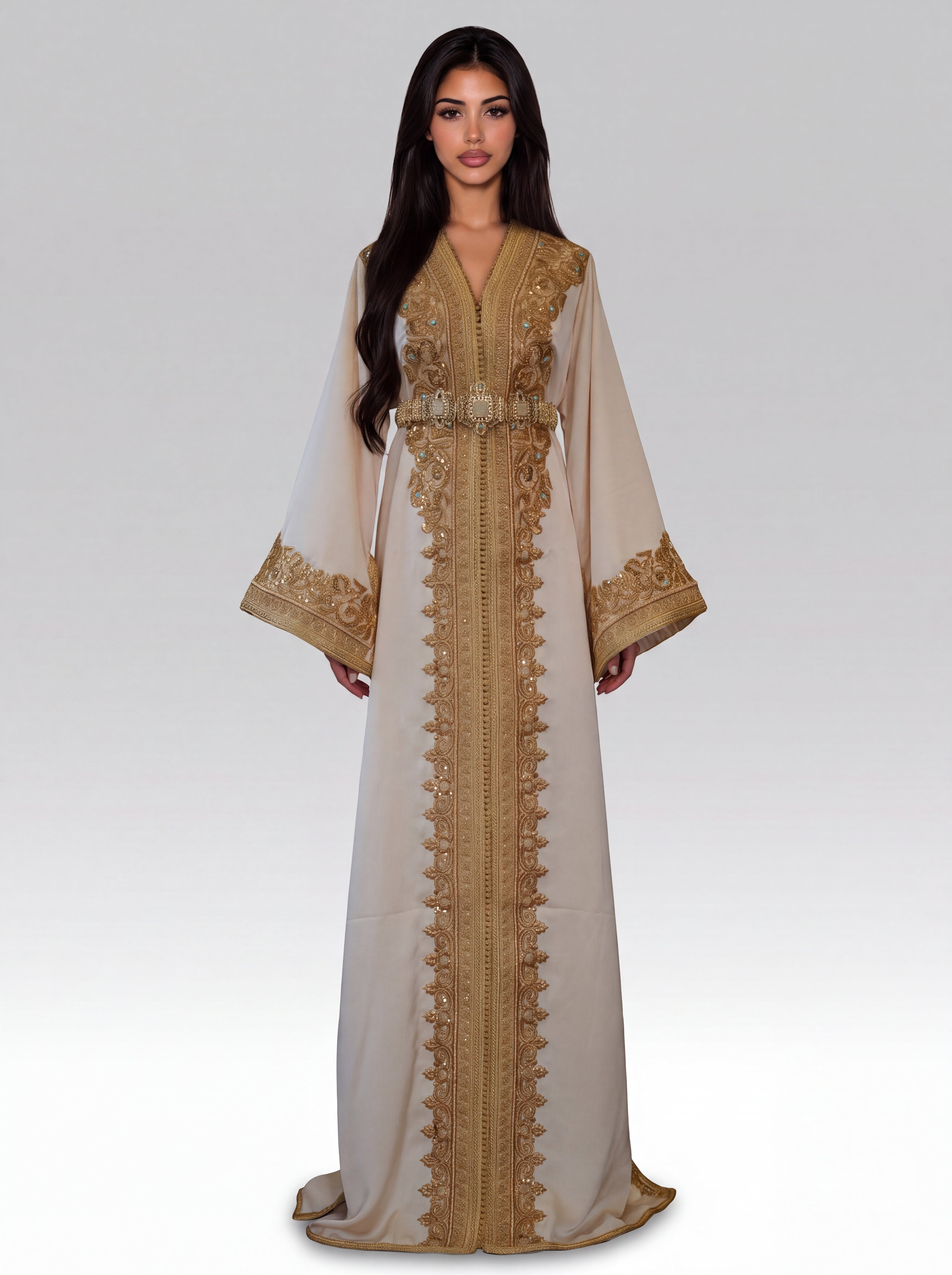 Caftan Ivoire Albâtre - Caftan marocain traditionnel de fête en crêpe haut de gamme • broderie d'or en relief, silhouette complète portée de face avec ceinture assortie confectionné à Fès - Caftan Paris