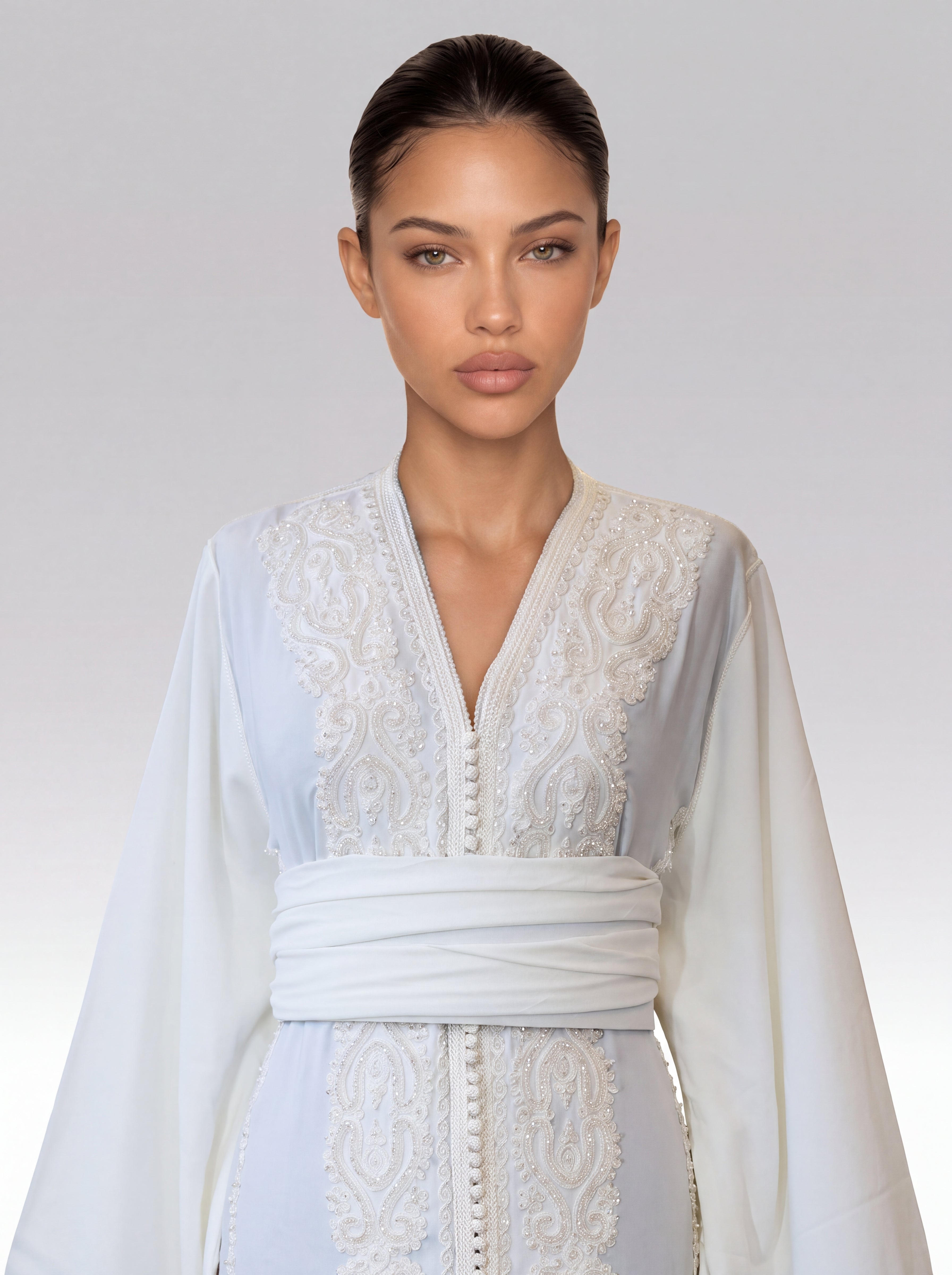 Caftan Blanc Givre - Caftan marocain traditionnel de fête en crêpe mat blanc • broderie au cordonnet et perlage (sans dentelle), vue rapprochée sur les broderies artisanales et finitions à la main confectionné à Fès - Caftan Paris